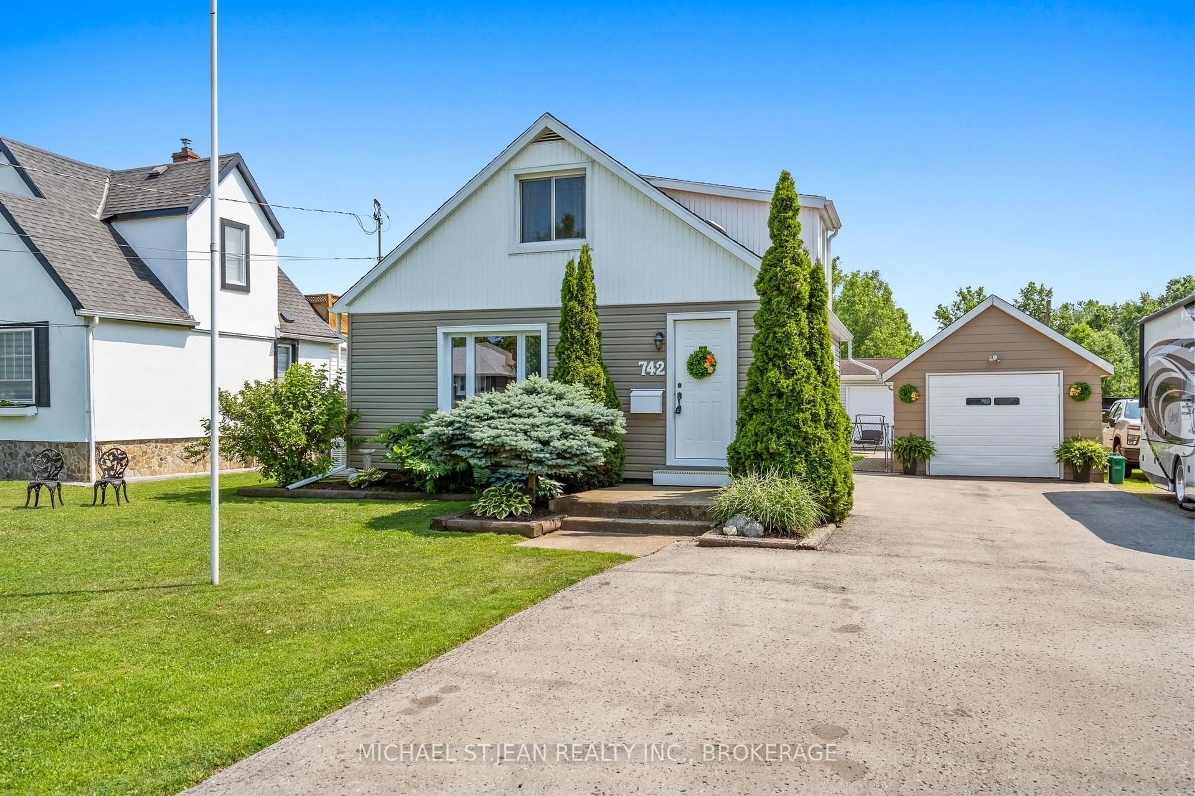 Home with vinyl exterior material, street for 742 Broadway St, Welland Ontario L3C 5M8