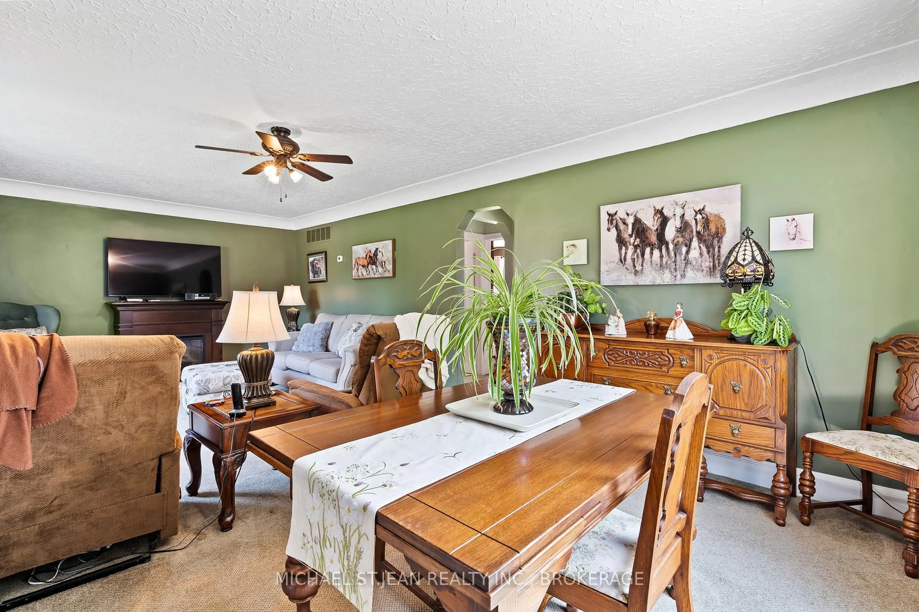 Living room with furniture, unknown for 742 Broadway St, Welland Ontario L3C 5M8