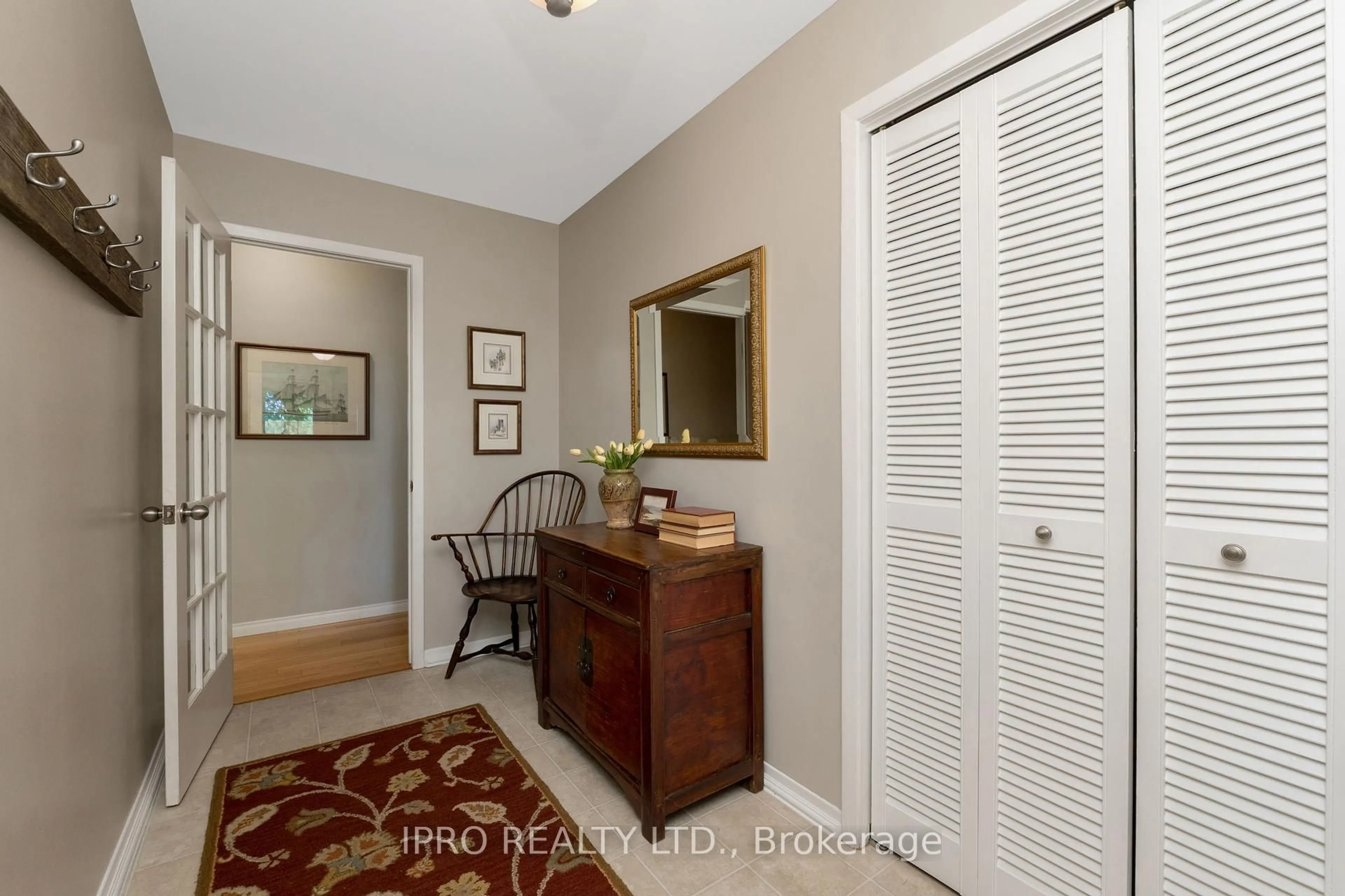 Indoor entryway for 487202 30 Sdrd, Mono Ontario L9V 1G9