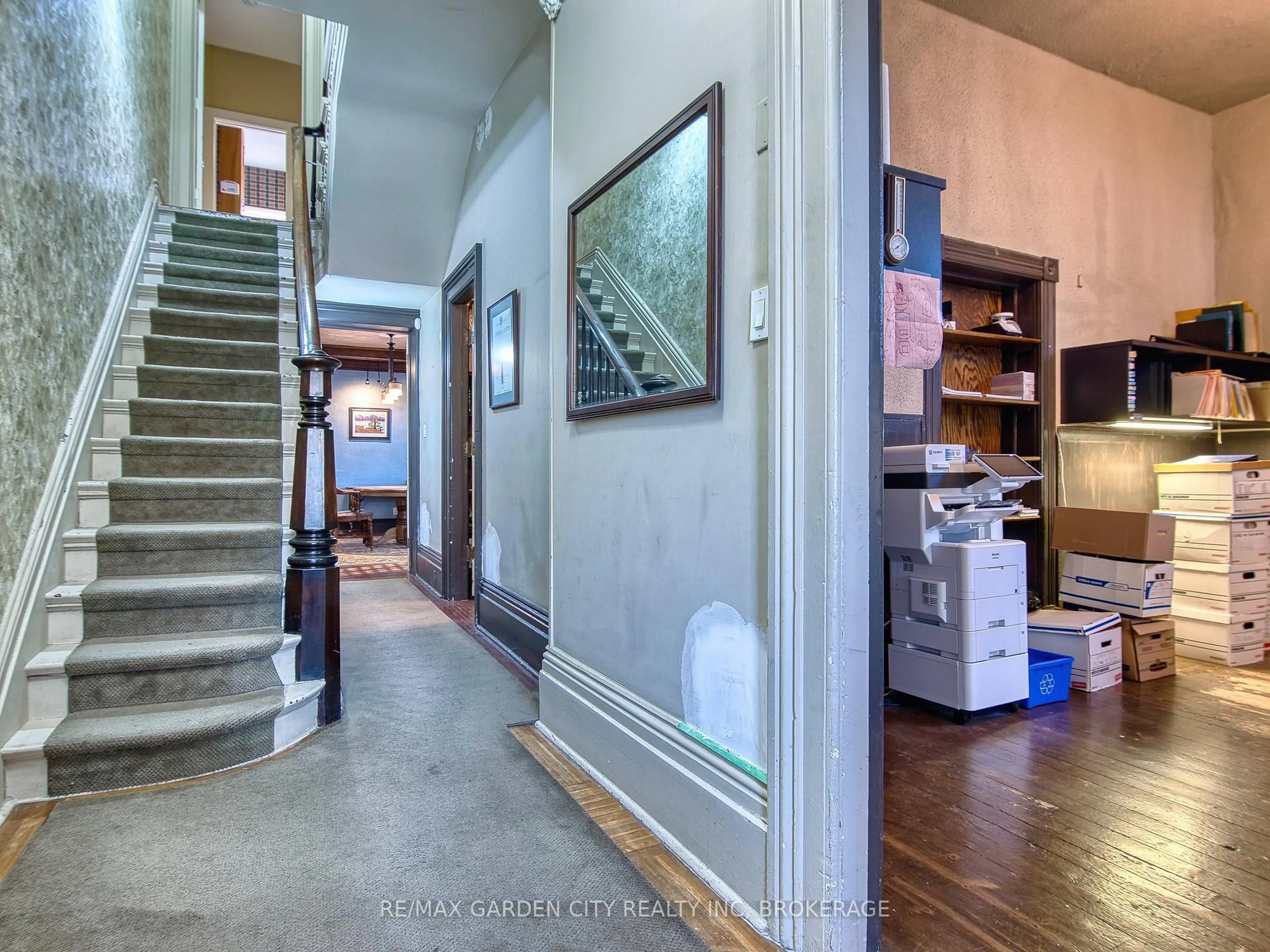 Indoor entryway for 37 Church St, St. Catharines Ontario L2R 3B7