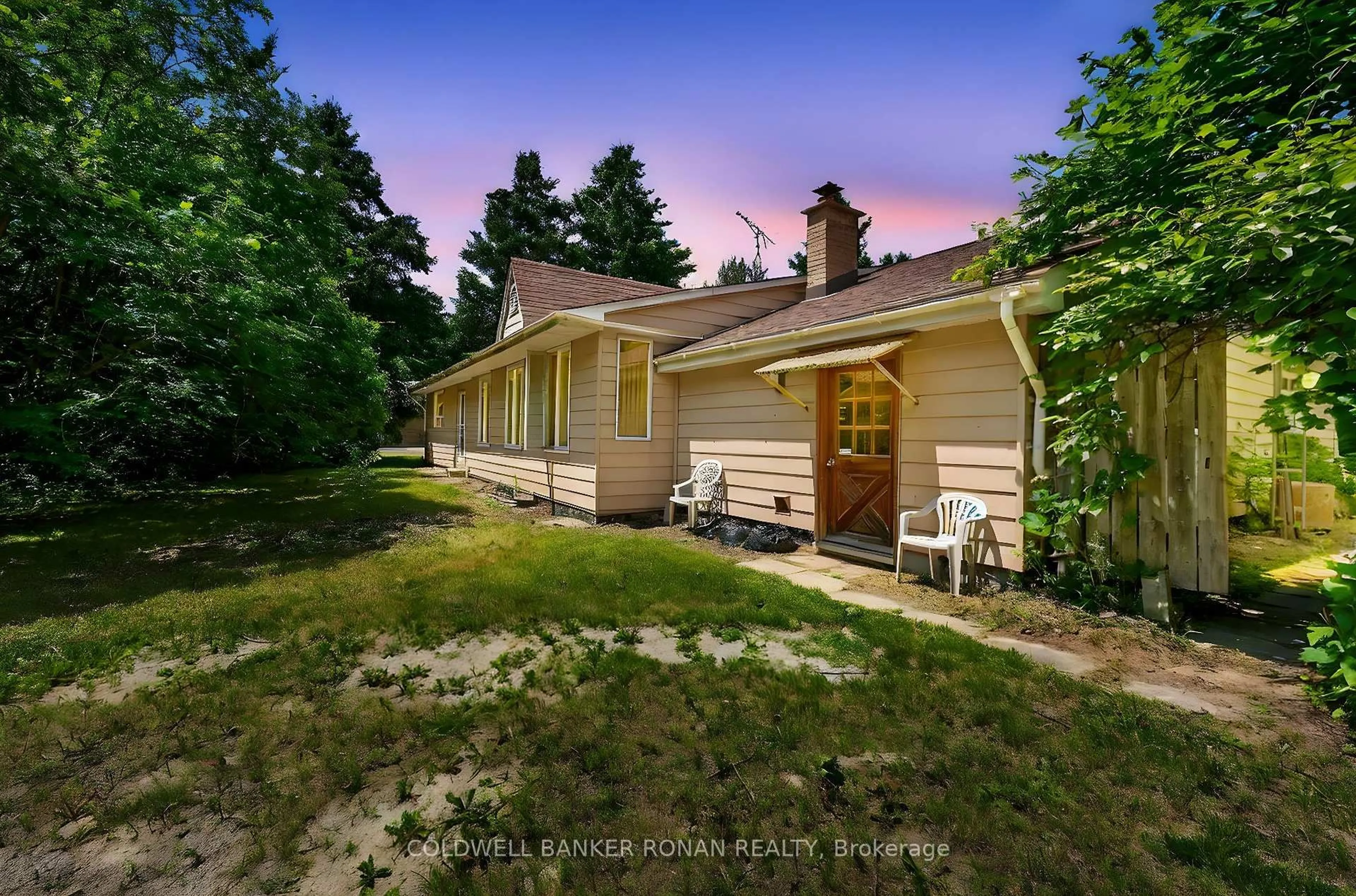 A pic from outside/outdoor area/front of a property/back of a property/a pic from drone, unknown for 388055 Mono Center Rd, Mono Ontario L9W 6V8