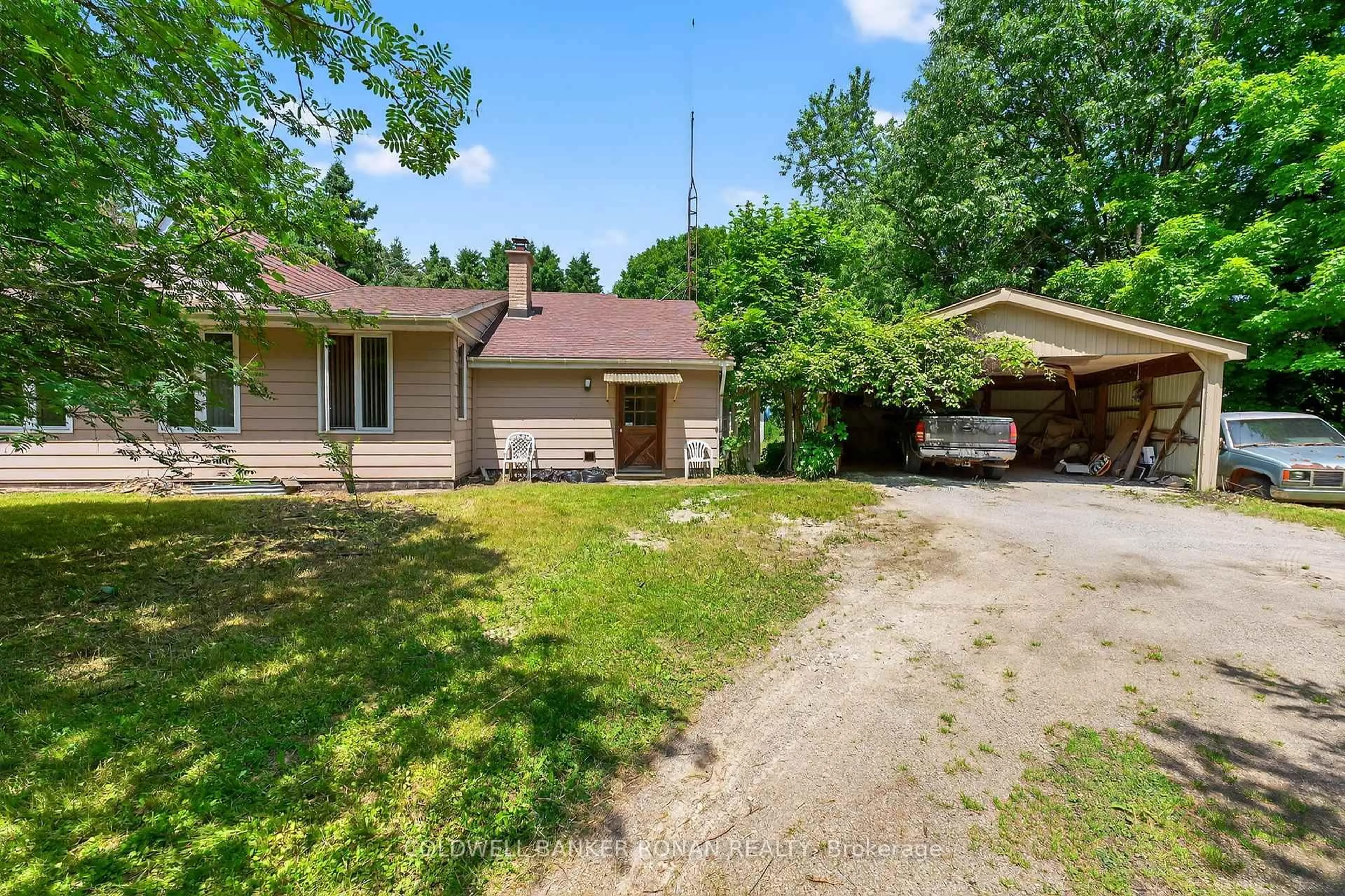 A pic from outside/outdoor area/front of a property/back of a property/a pic from drone, street for 388055 Mono Center Rd, Mono Ontario L9W 6V8