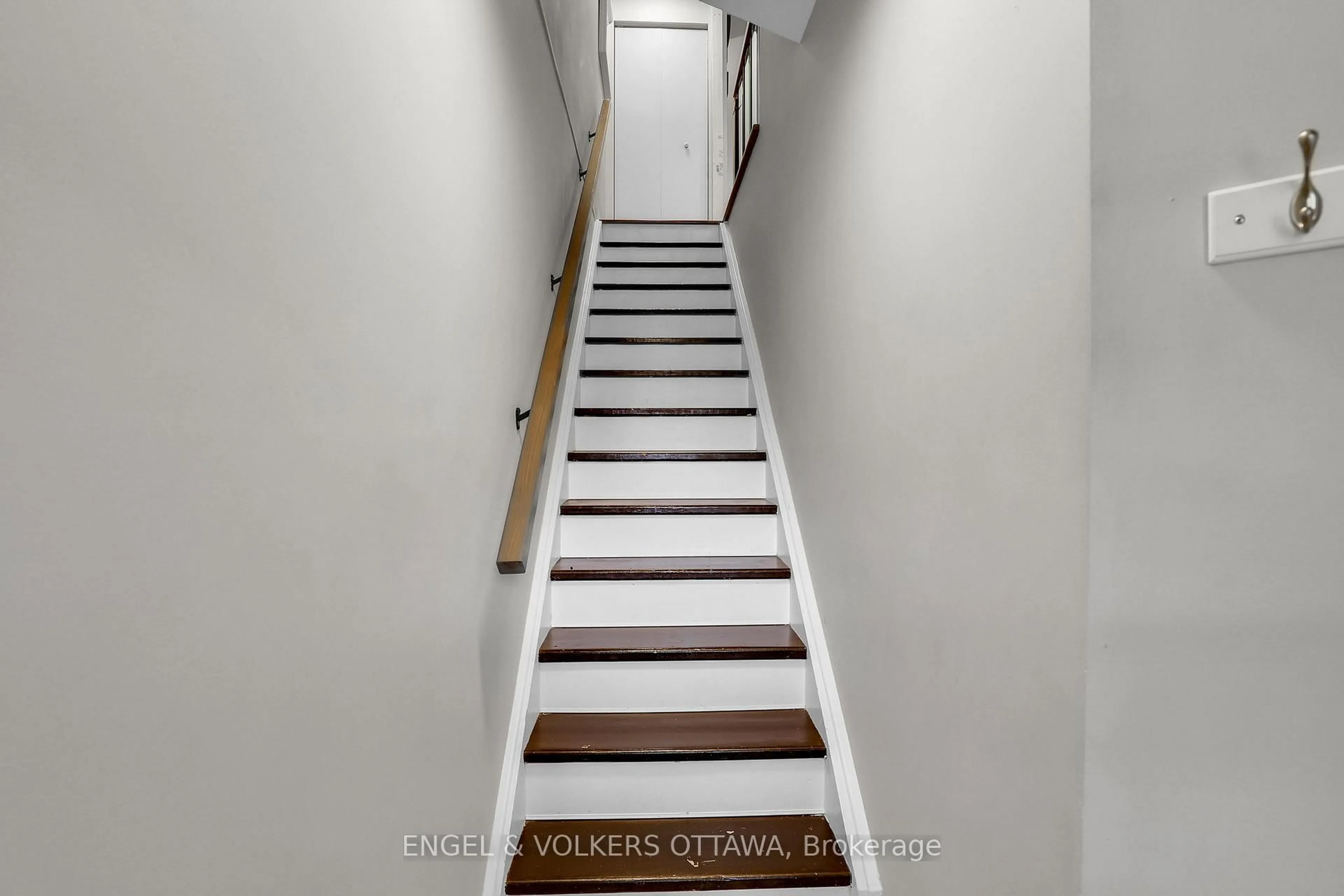 Stairs for 202 Alvin Rd, Ottawa Ontario K1K 2V1