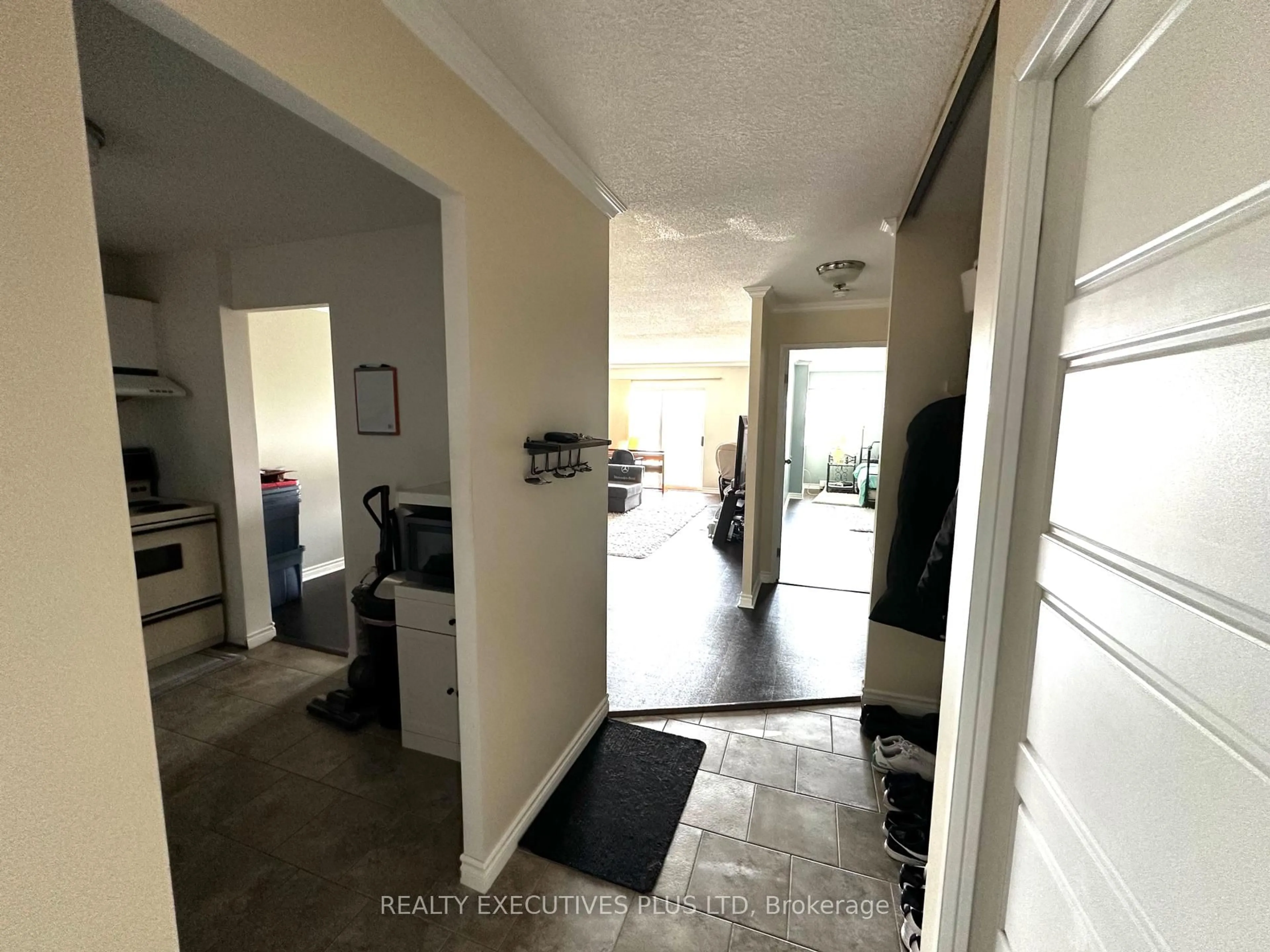 Indoor foyer for 858 Commissioners Rd #806, London South Ontario N6C 5Y5