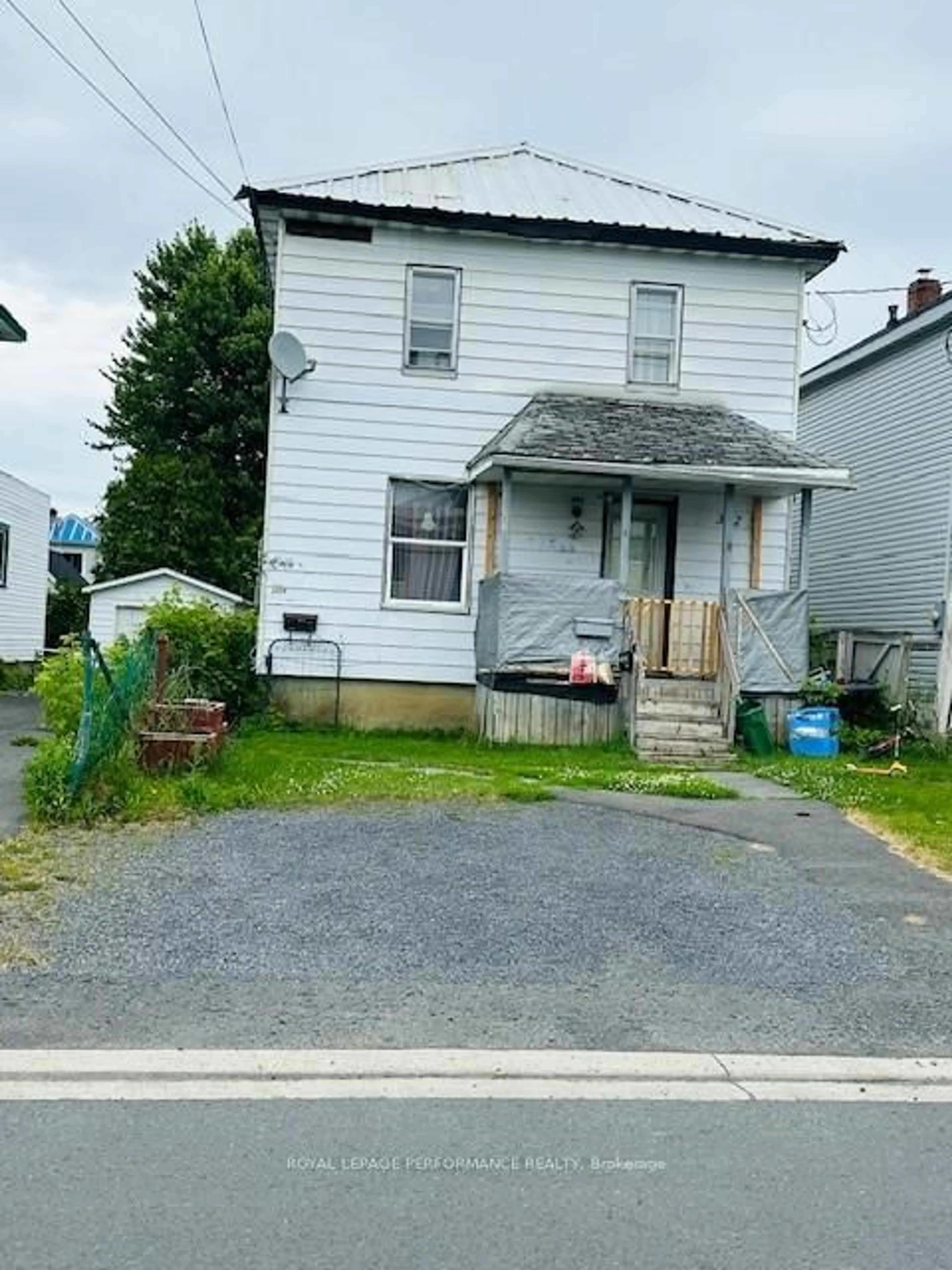 A pic from outside/outdoor area/front of a property/back of a property/a pic from drone, street for 332 Alice St, Cornwall Ontario K6H 4S2
