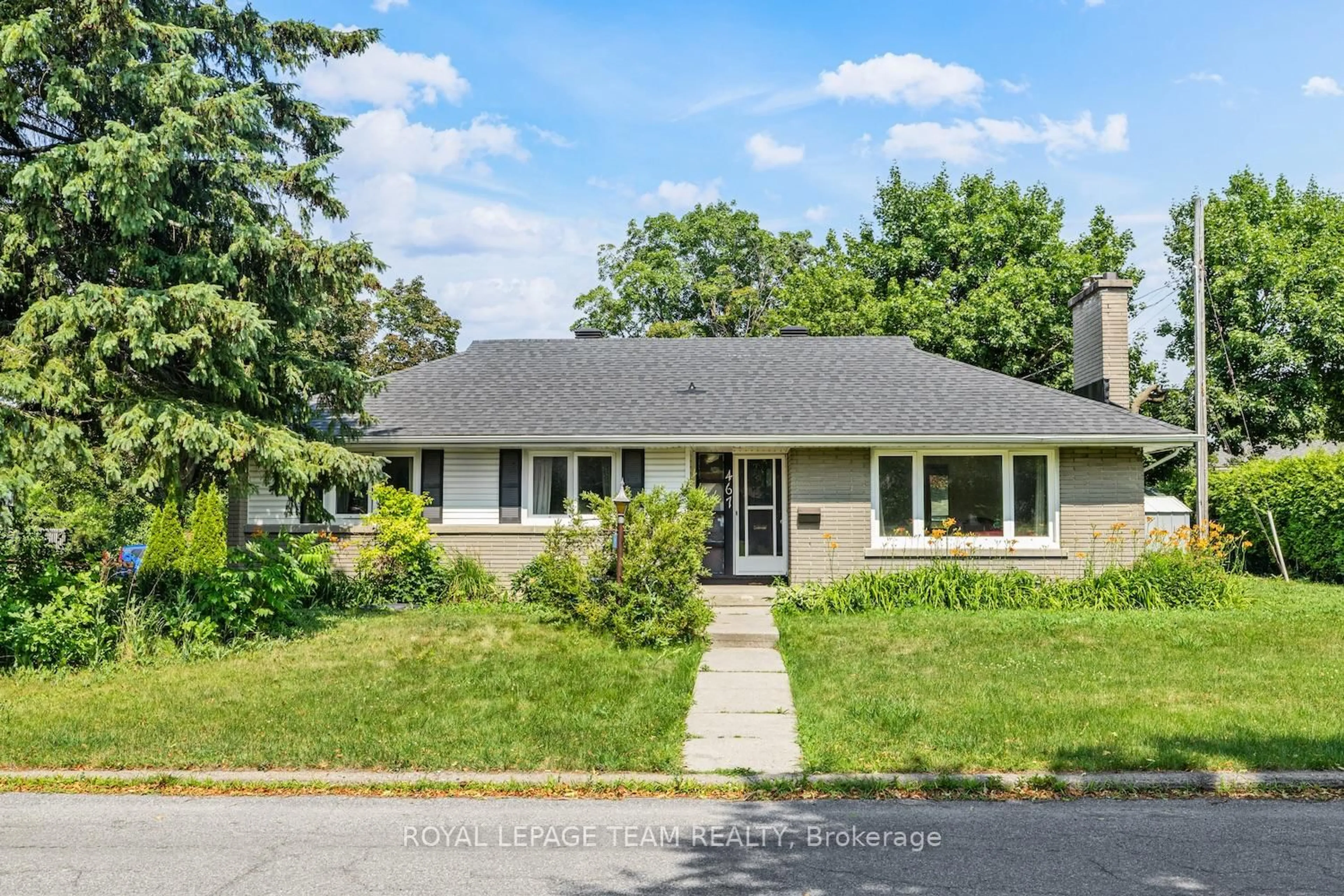 Home with vinyl exterior material, street for 467-469 Braydon Ave, Ottawa Ontario K1G 0W7