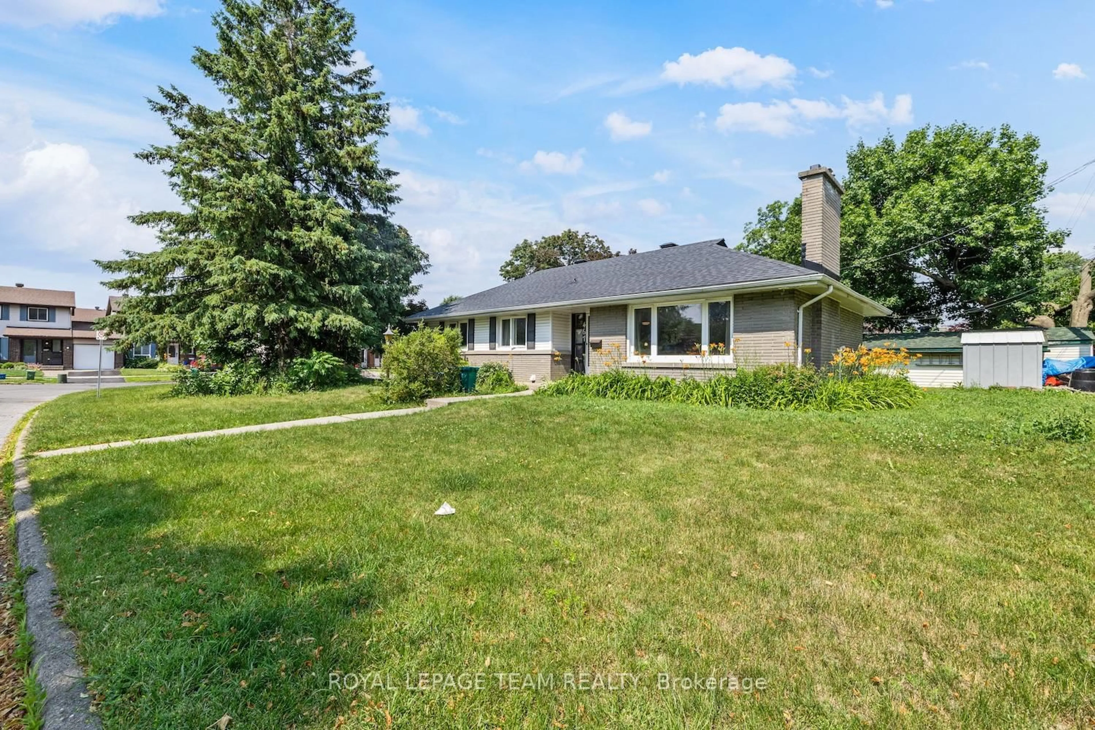 A pic from outside/outdoor area/front of a property/back of a property/a pic from drone, unknown for 467-469 Braydon Ave, Ottawa Ontario K1G 0W7