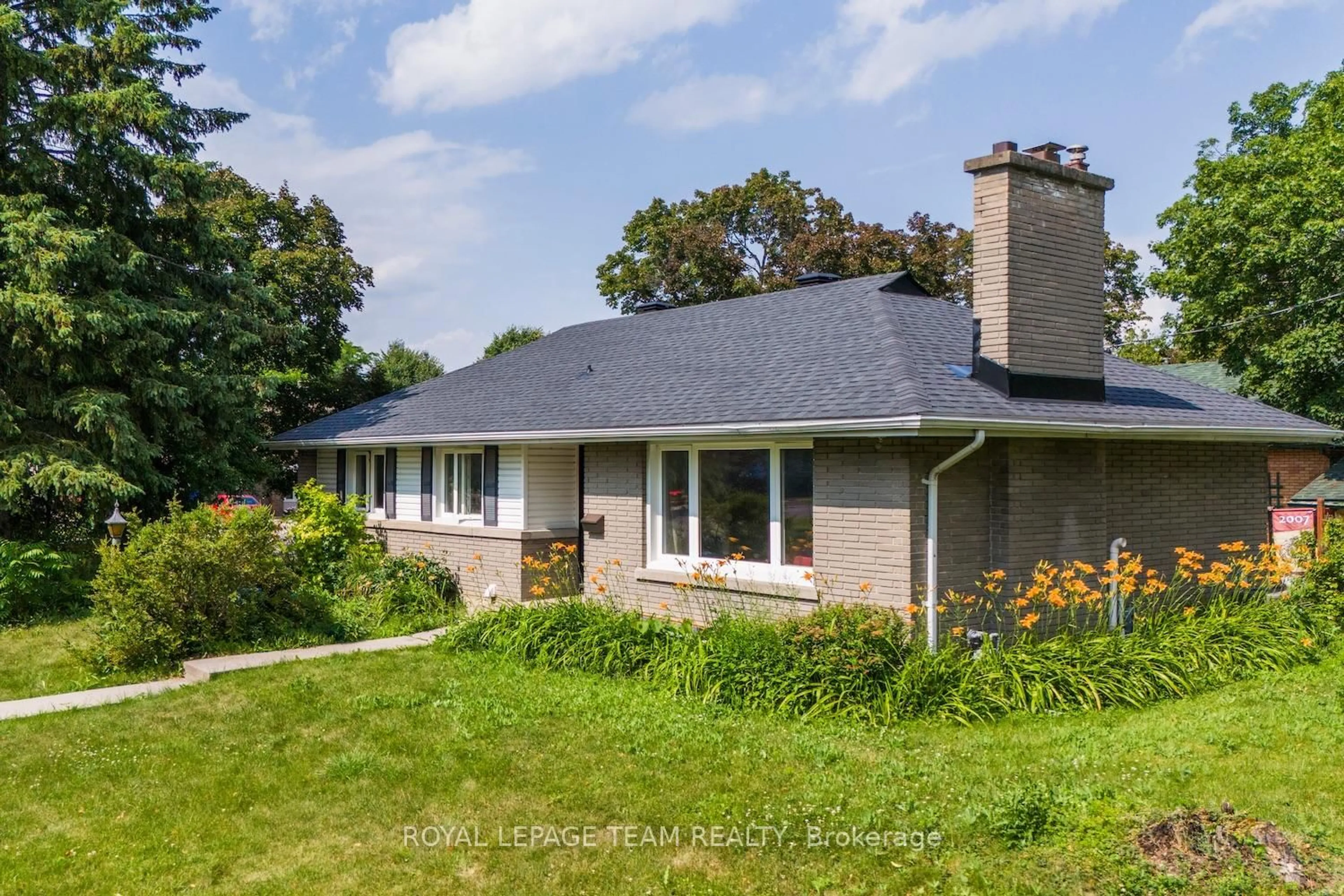 A pic from outside/outdoor area/front of a property/back of a property/a pic from drone, unknown for 467-469 Braydon Ave, Ottawa Ontario K1G 0W7