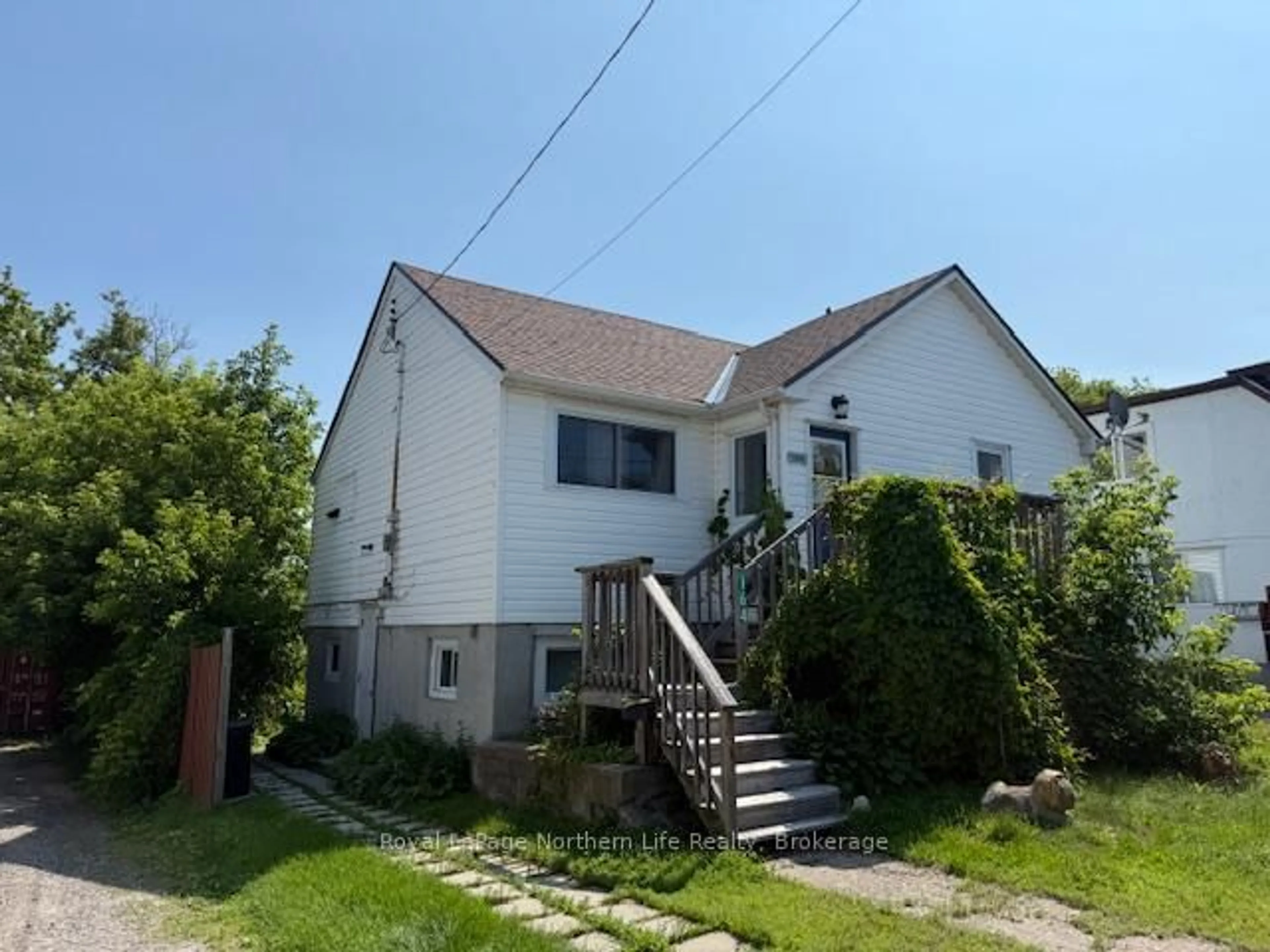 A pic from outside/outdoor area/front of a property/back of a property/a pic from drone, street for 164 Fourth Ave, North Bay Ontario P1B 3M8