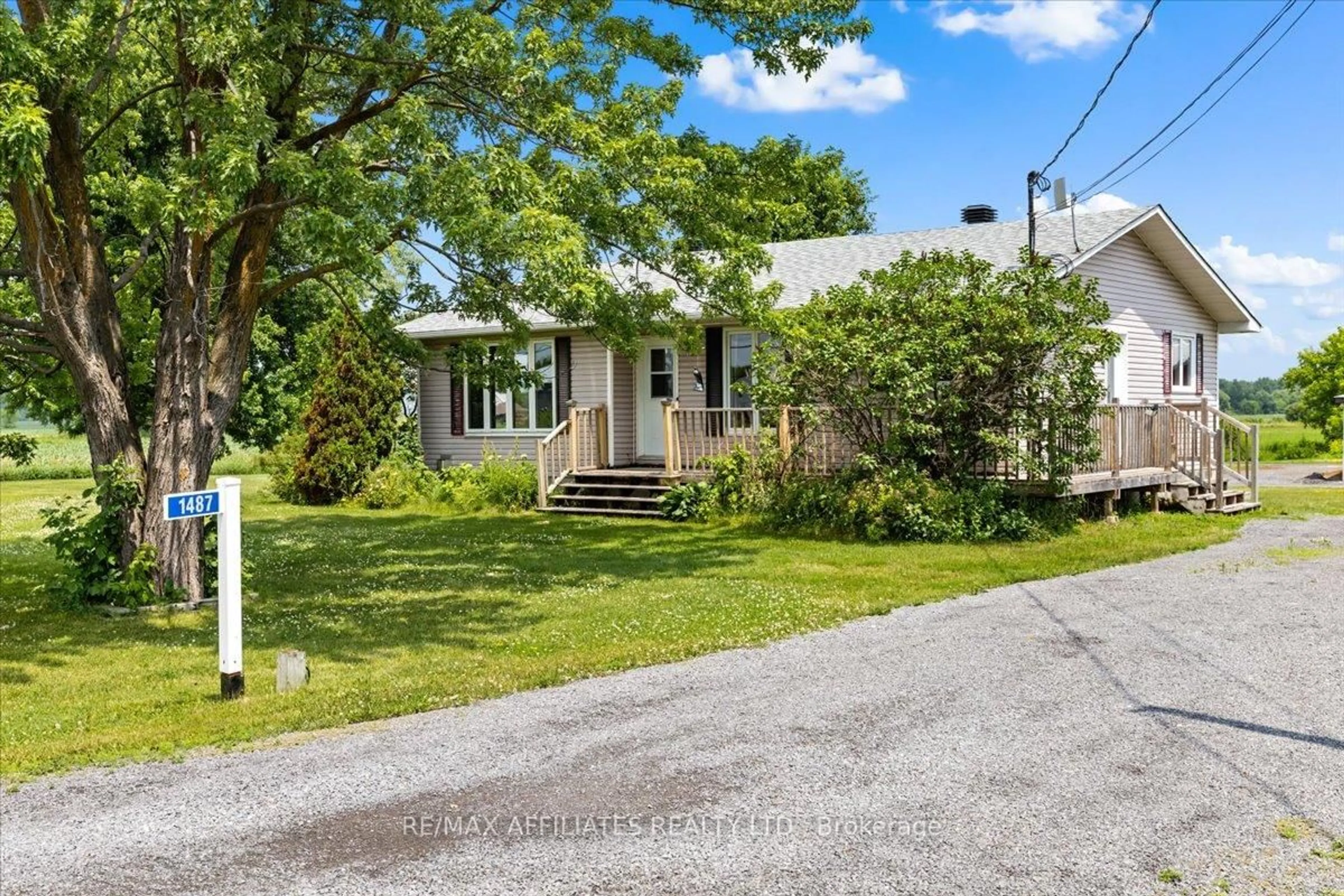 A pic from outside/outdoor area/front of a property/back of a property/a pic from drone, street for 1487 Landry Rd, Clarence-Rockland Ontario K0A 1N0