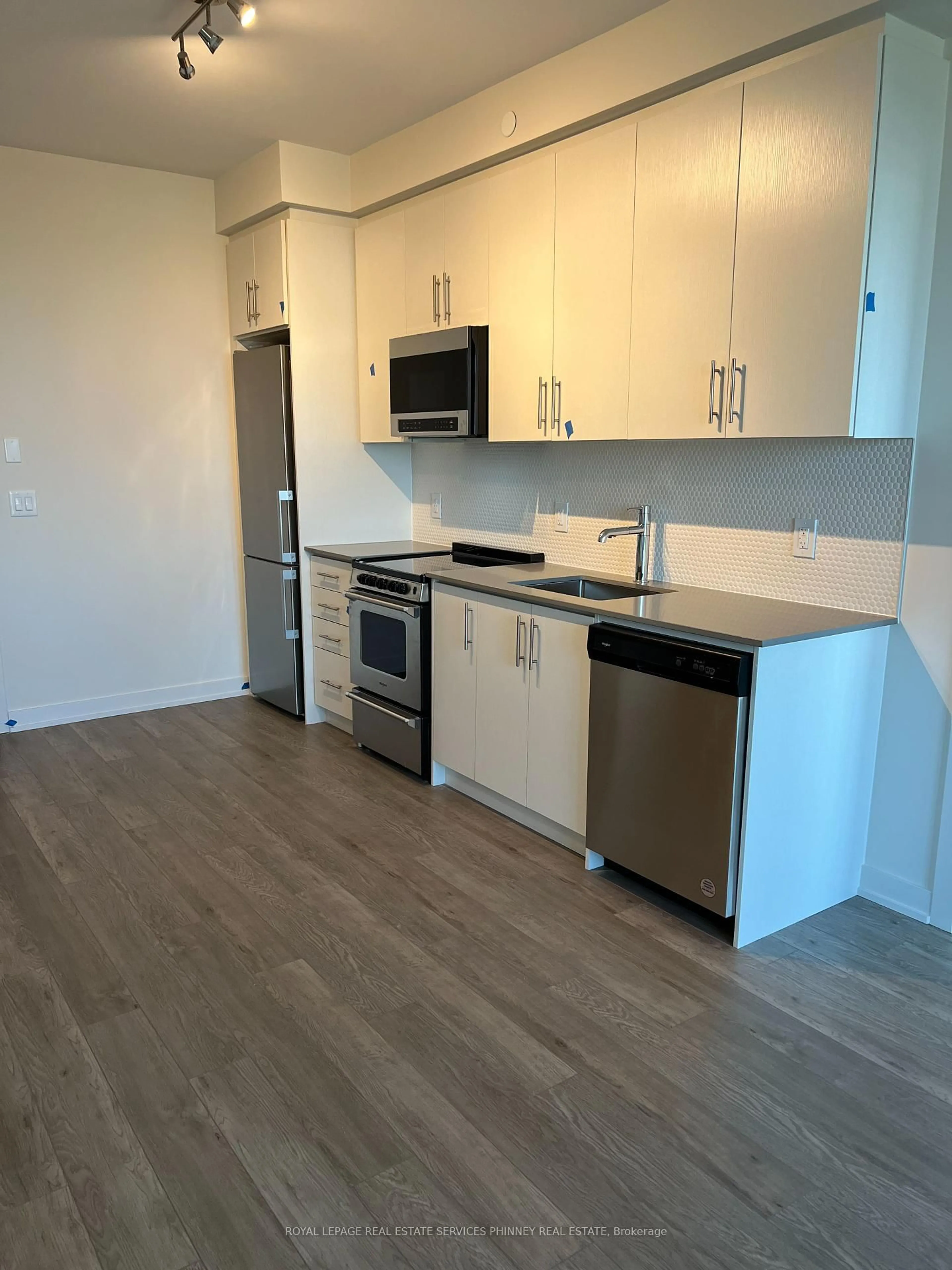 Standard kitchen, wood/laminate floor for 212 King William St #1222, Hamilton Ontario L8N 1B5