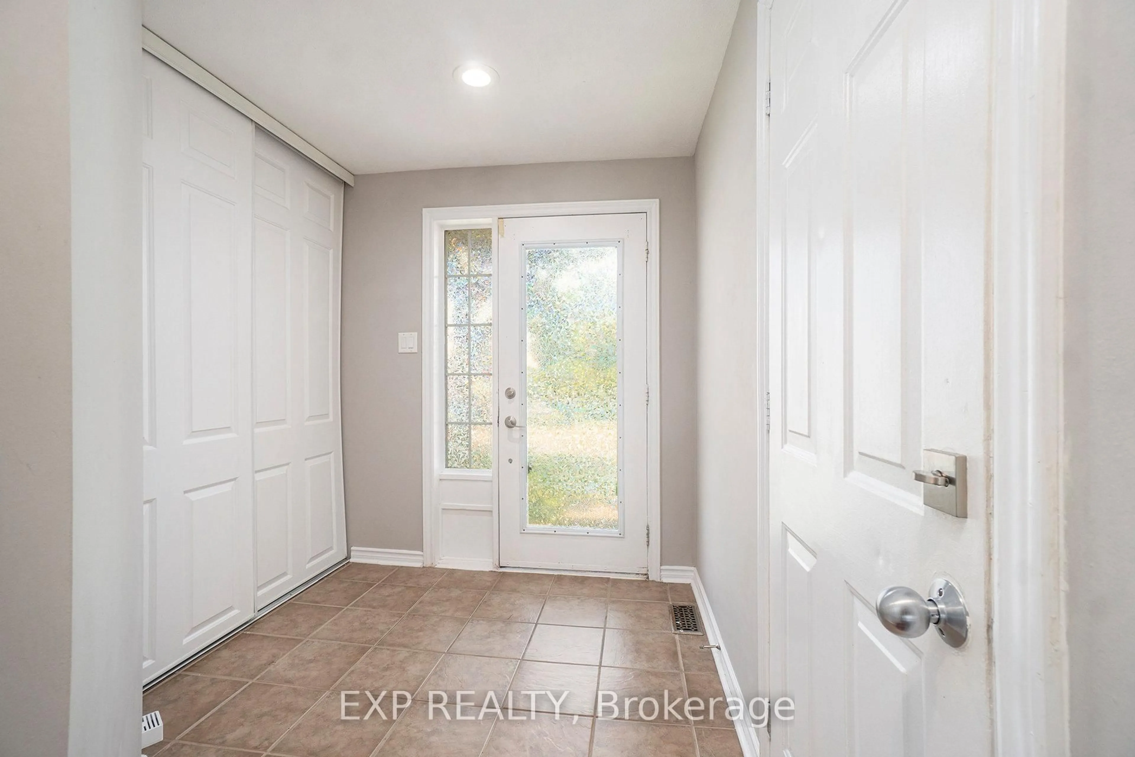 Indoor entryway for 1920 Ashmont St #88, Ottawa Ontario K1C 7B9