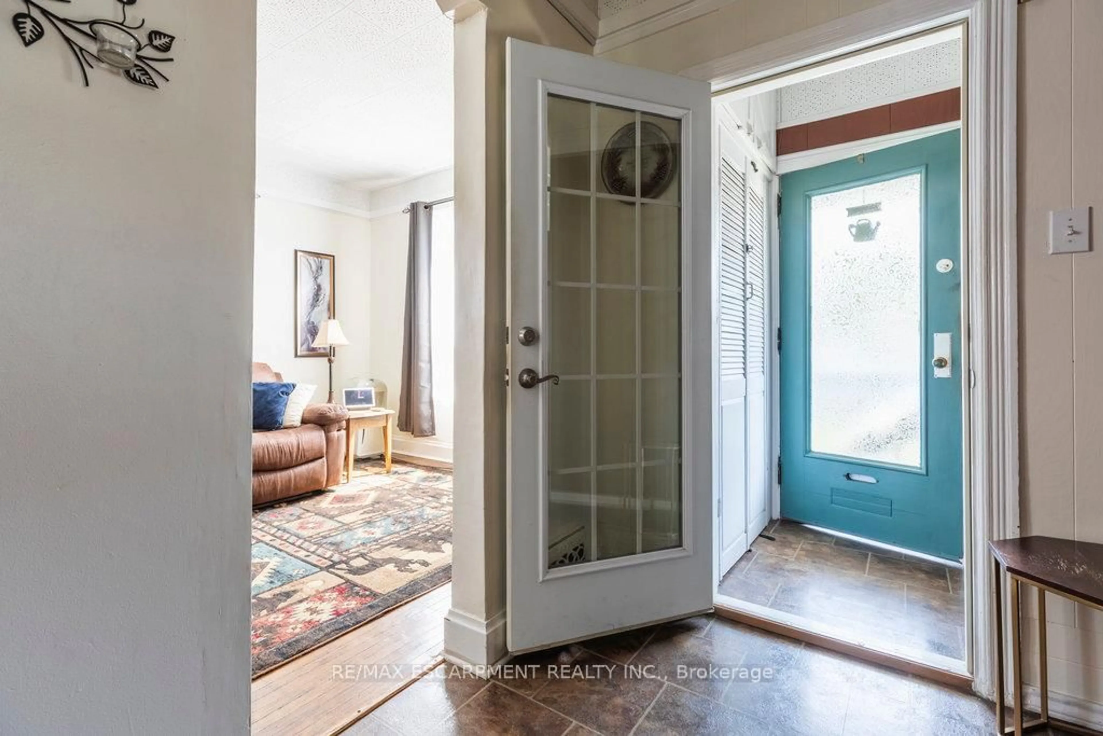 Indoor entryway for 67 Beechwood Ave, Hamilton Ontario L8L 2S5