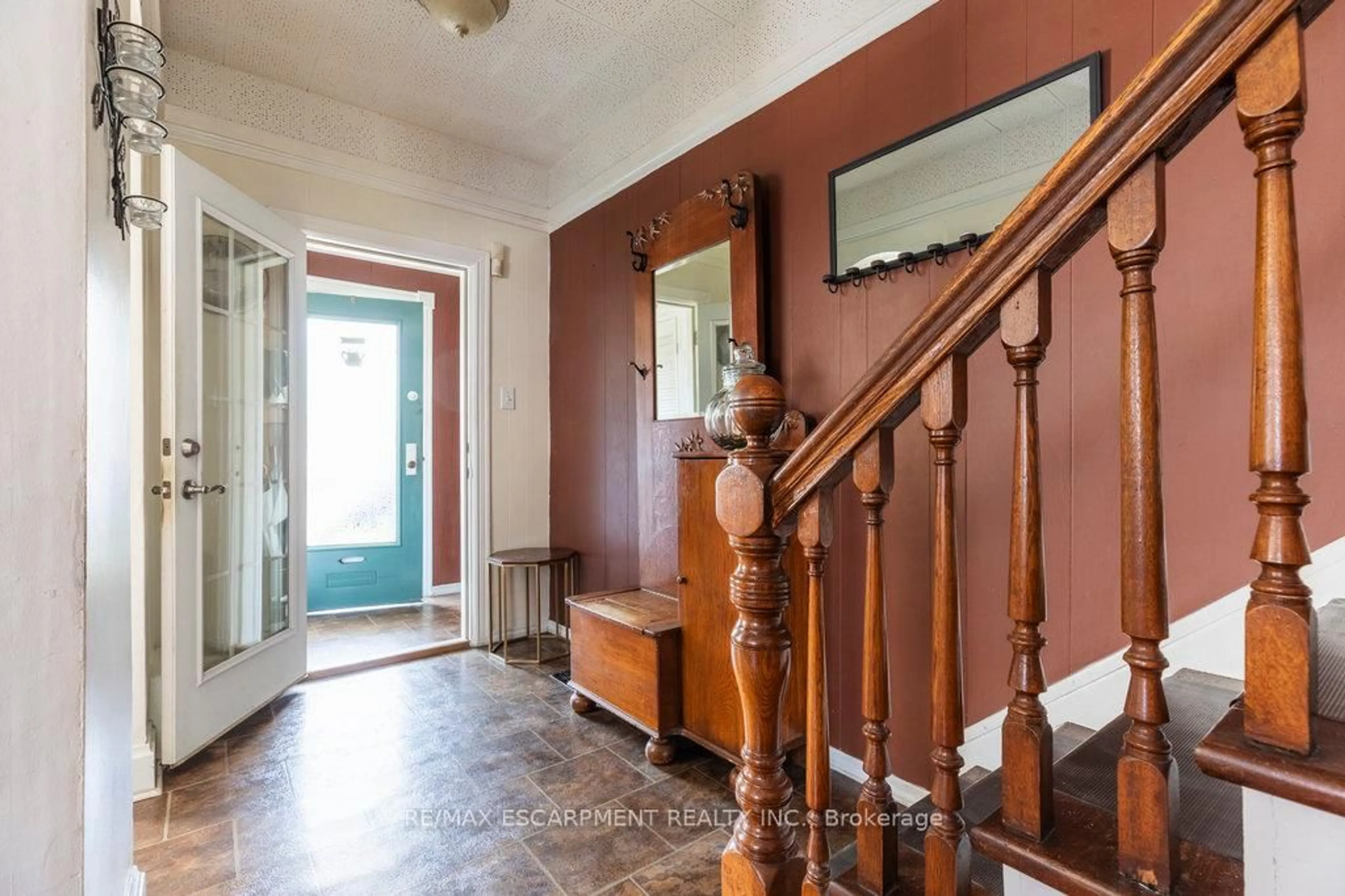 Indoor foyer for 67 Beechwood Ave, Hamilton Ontario L8L 2S5