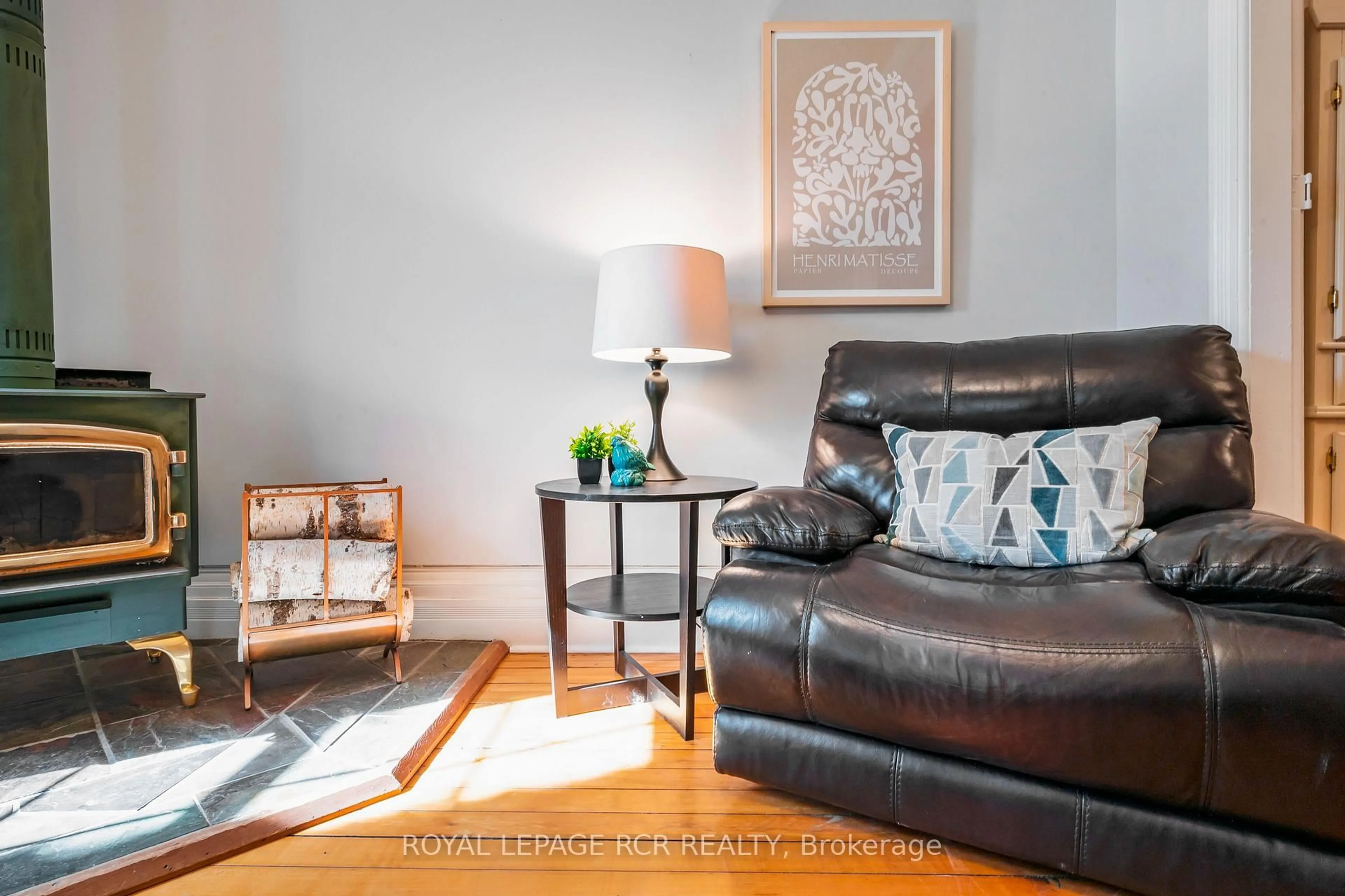 Living room with furniture, wood/laminate floor for 91 French Dr, Mono Ontario L9W 6T2