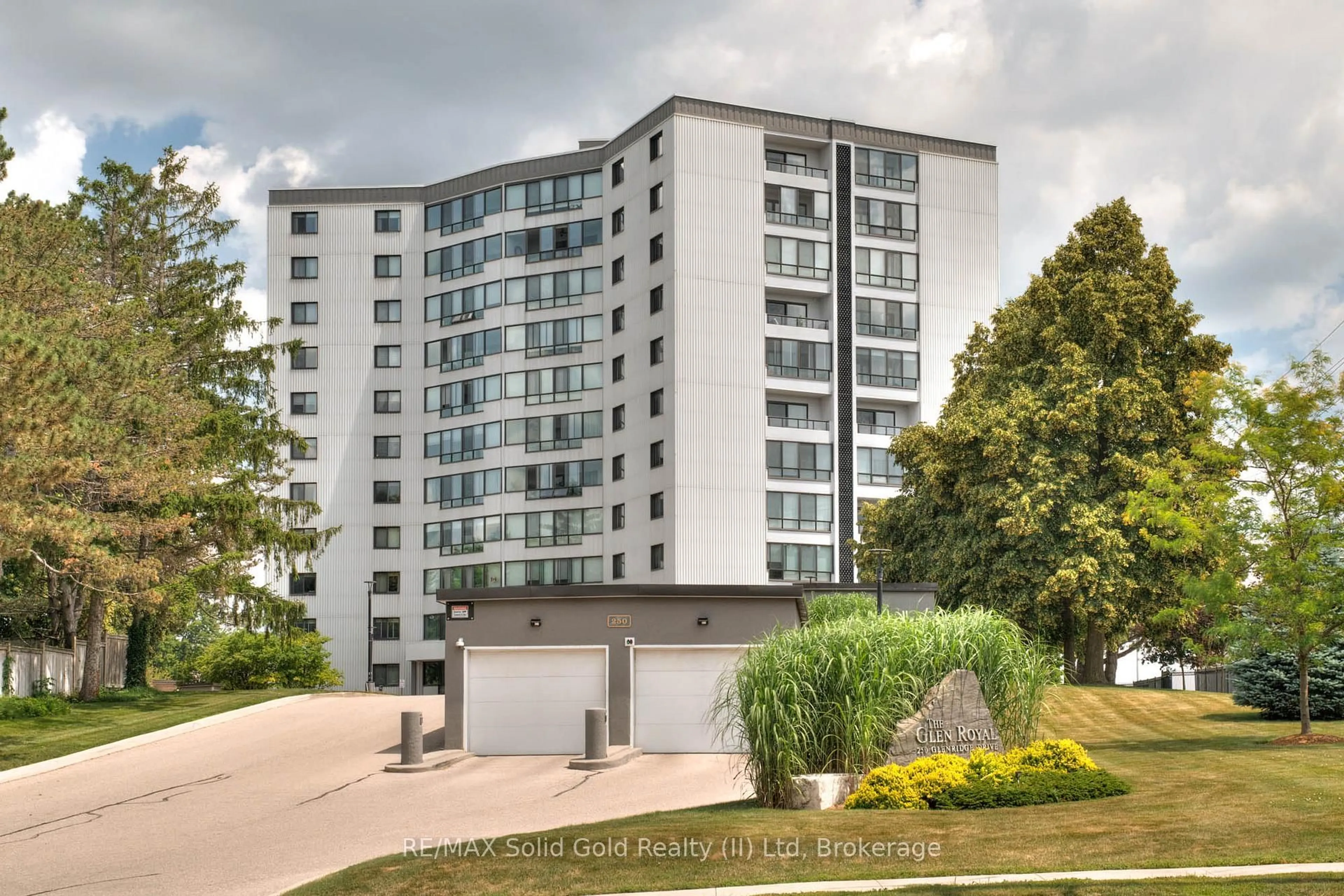 A pic from outside/outdoor area/front of a property/back of a property/a pic from drone, building for 250 Glenridge Dr #606, Waterloo Ontario N2J 4H8