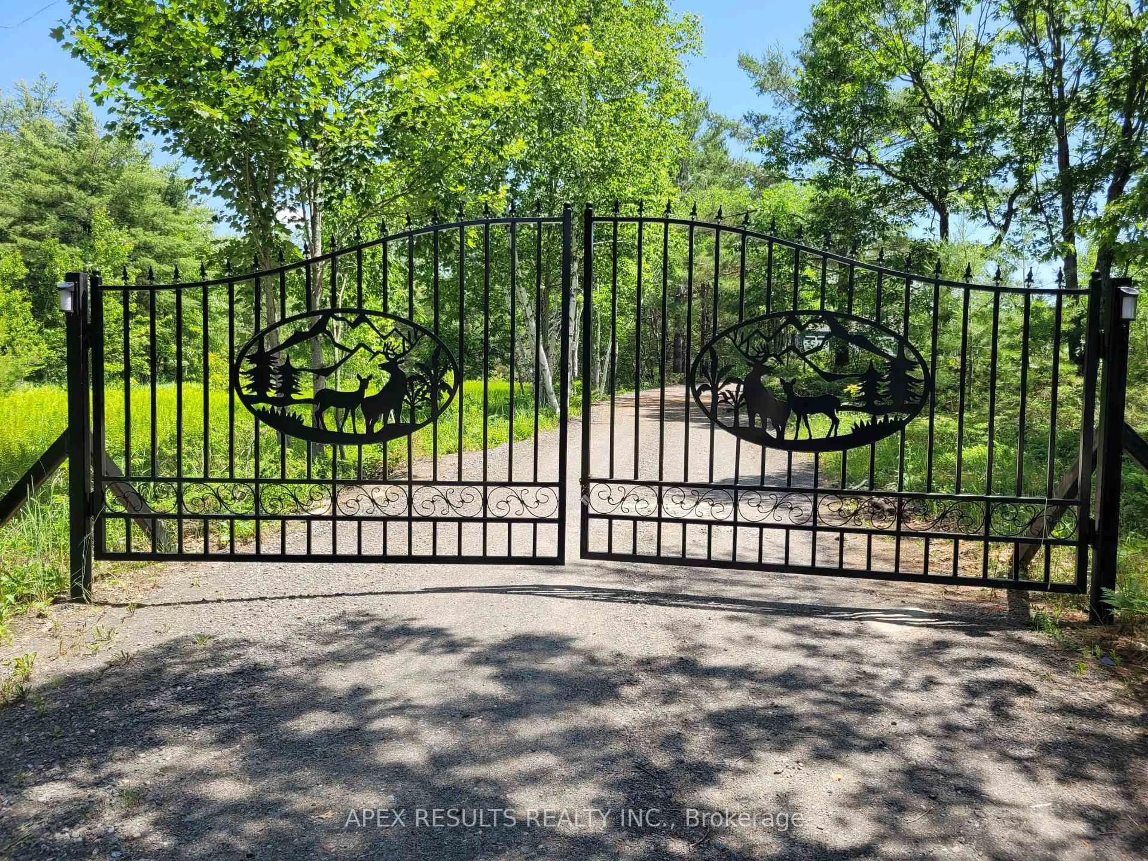 A pic from outside/outdoor area/front of a property/back of a property/a pic from drone, unknown for 891 Peninsula Rd, Gravenhurst Ontario P1P 0E2