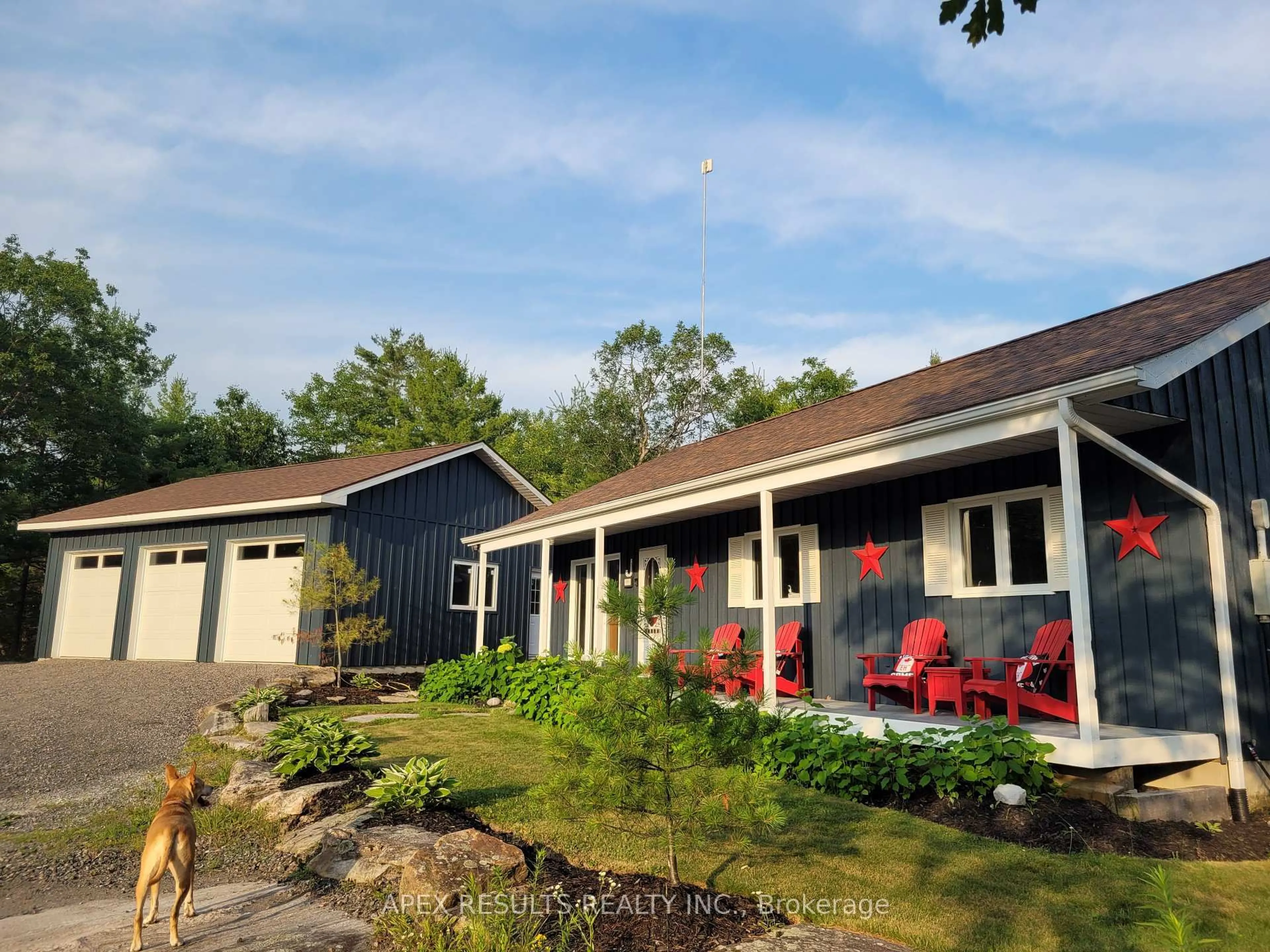 Home with vinyl exterior material, street for 891 Peninsula Rd, Gravenhurst Ontario P1P 0E2