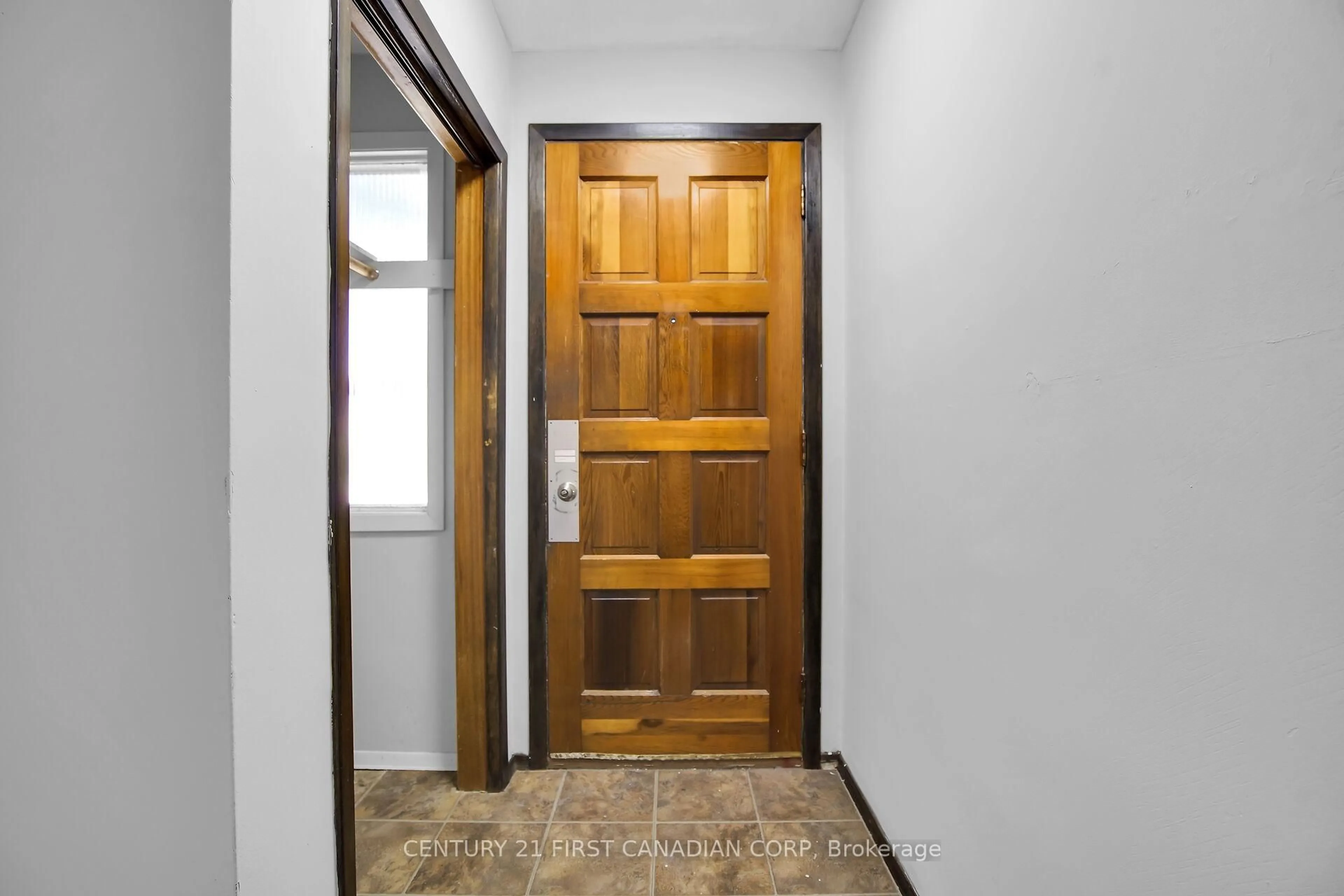 Indoor foyer for 185 Taylor St, London East Ontario N5Y 2J3