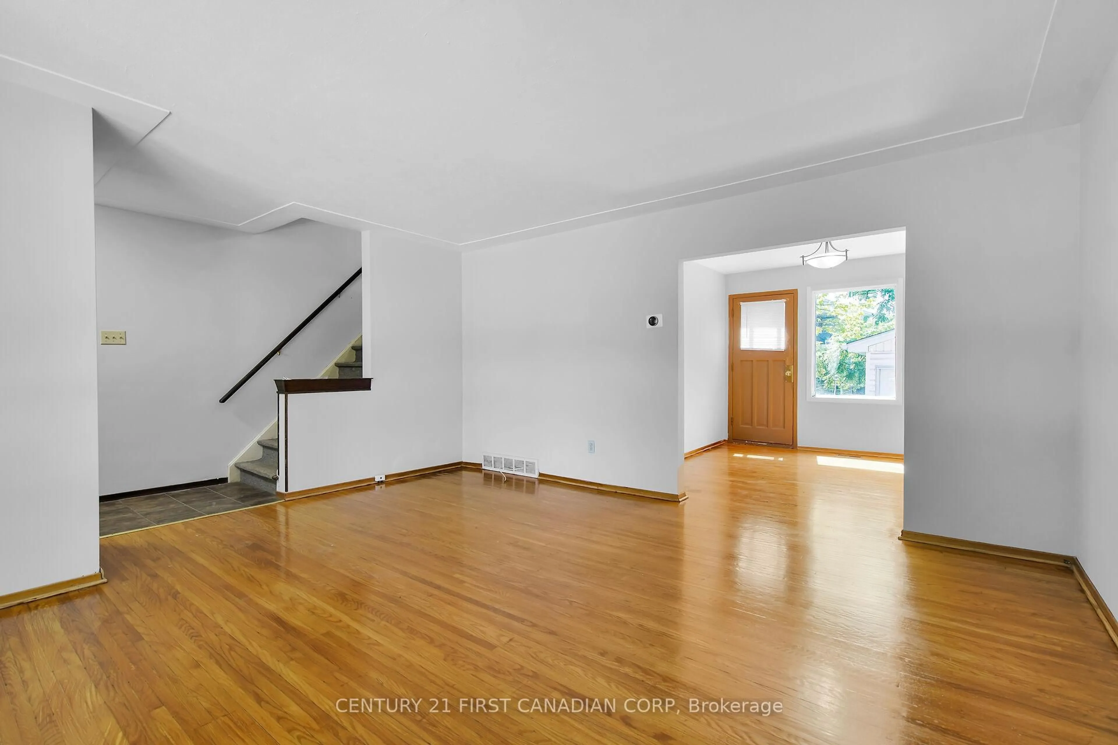 Indoor foyer for 185 Taylor St, London East Ontario N5Y 2J3