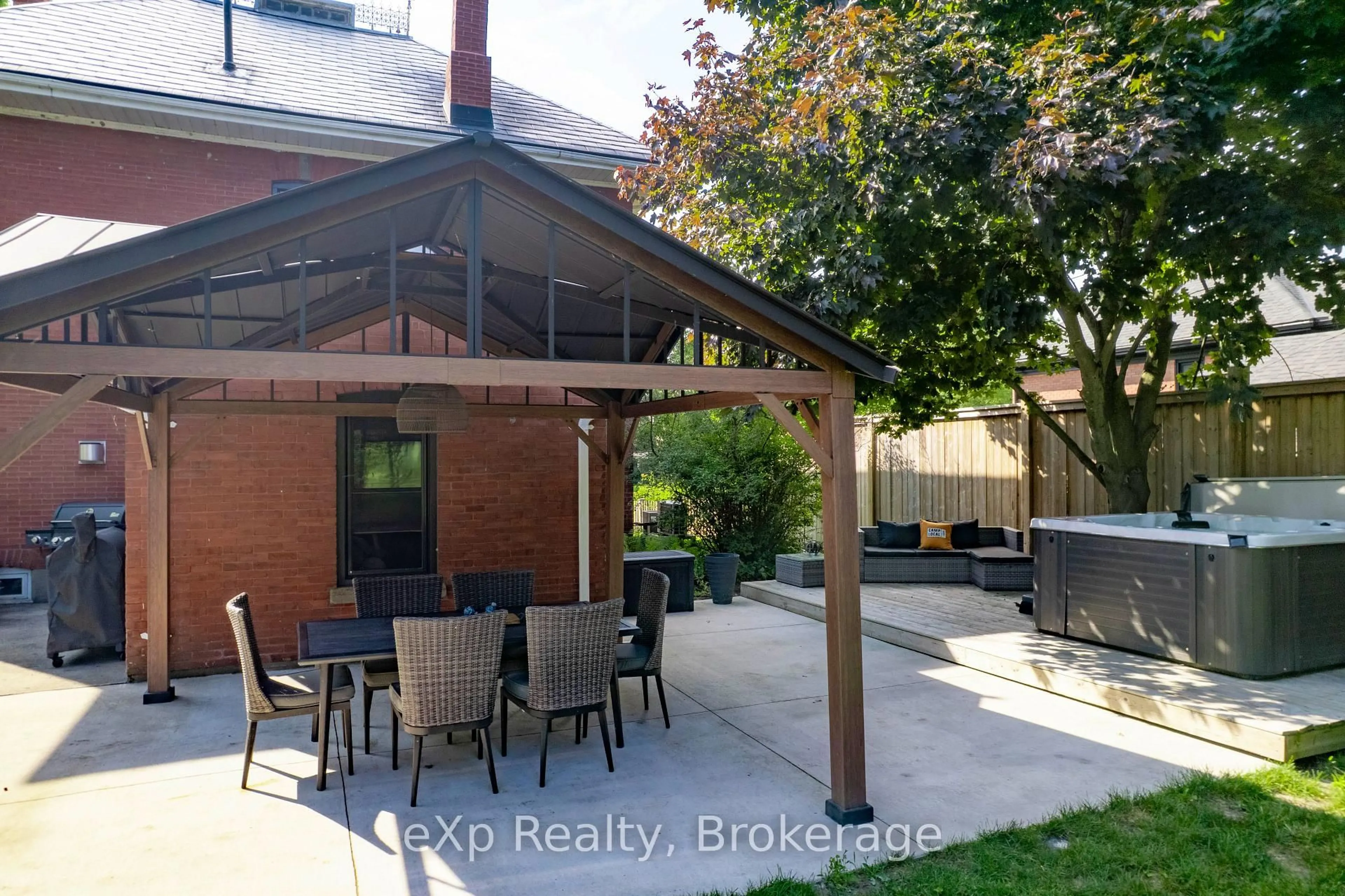 Patio, street for 581 Queen St, Kincardine Ontario N2Z 2J1