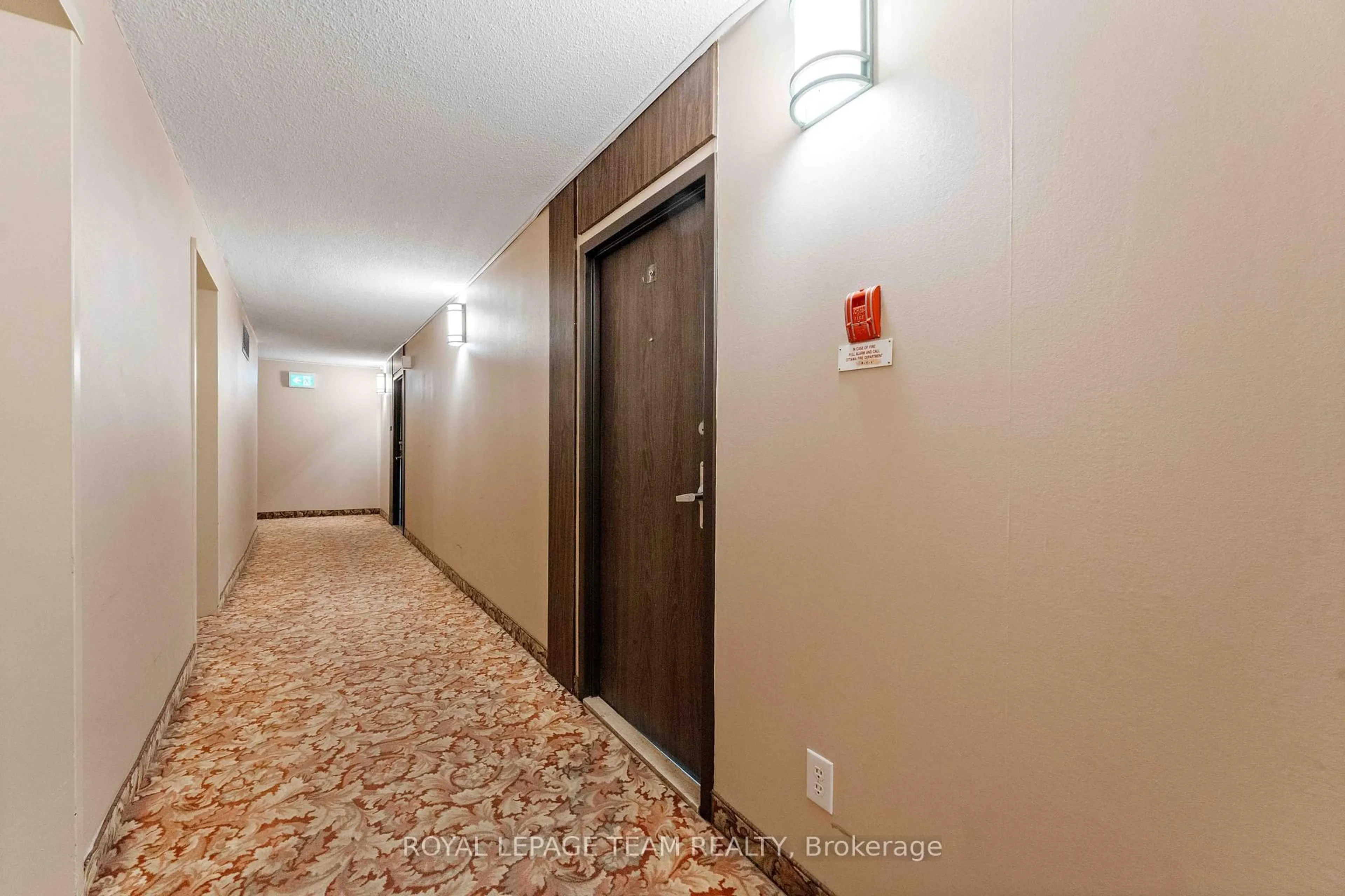 Indoor foyer for 1785 Frobisher Lane #2005, Ottawa Ontario K1G 3T7