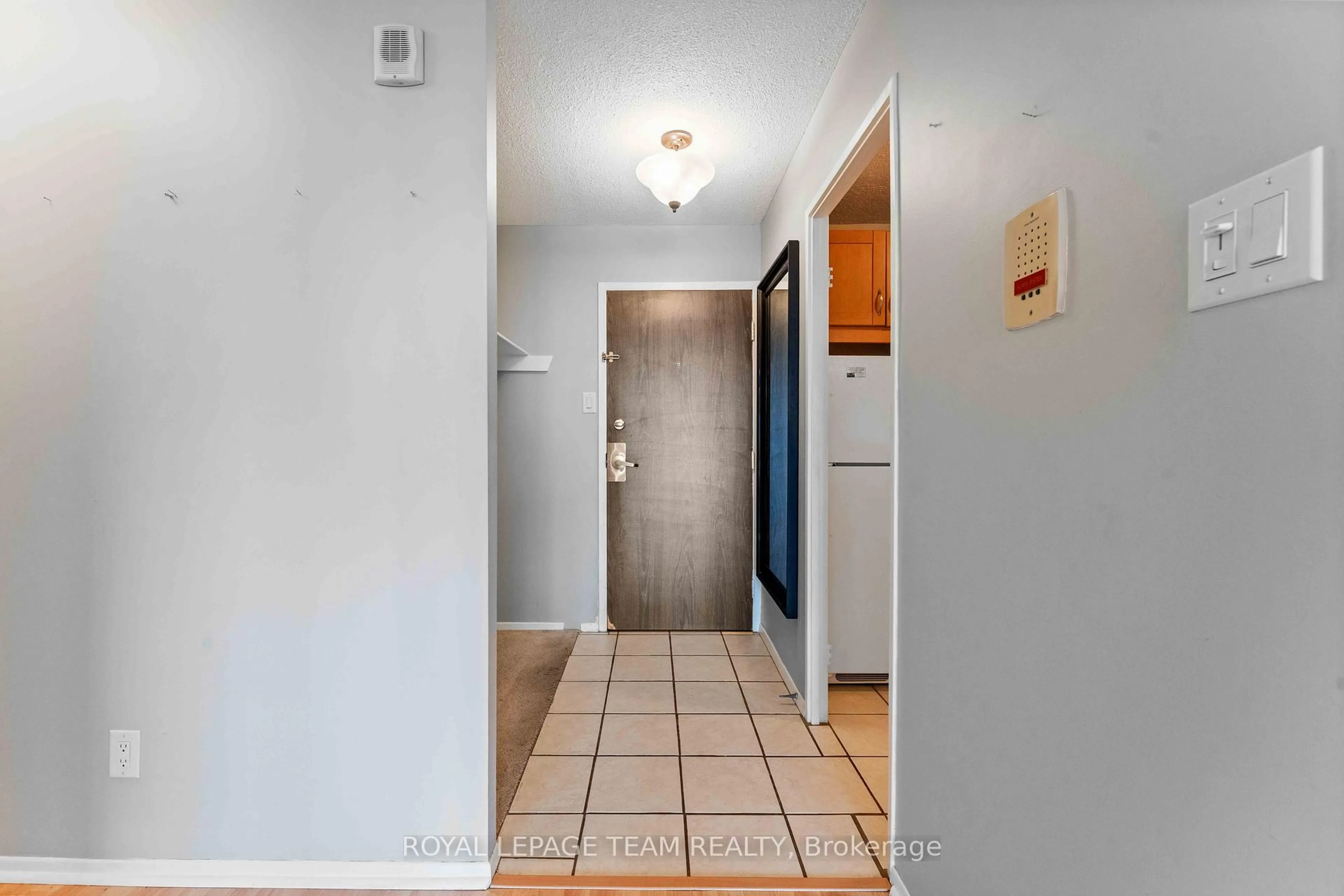 Indoor entryway for 1785 Frobisher Lane #2005, Ottawa Ontario K1G 3T7