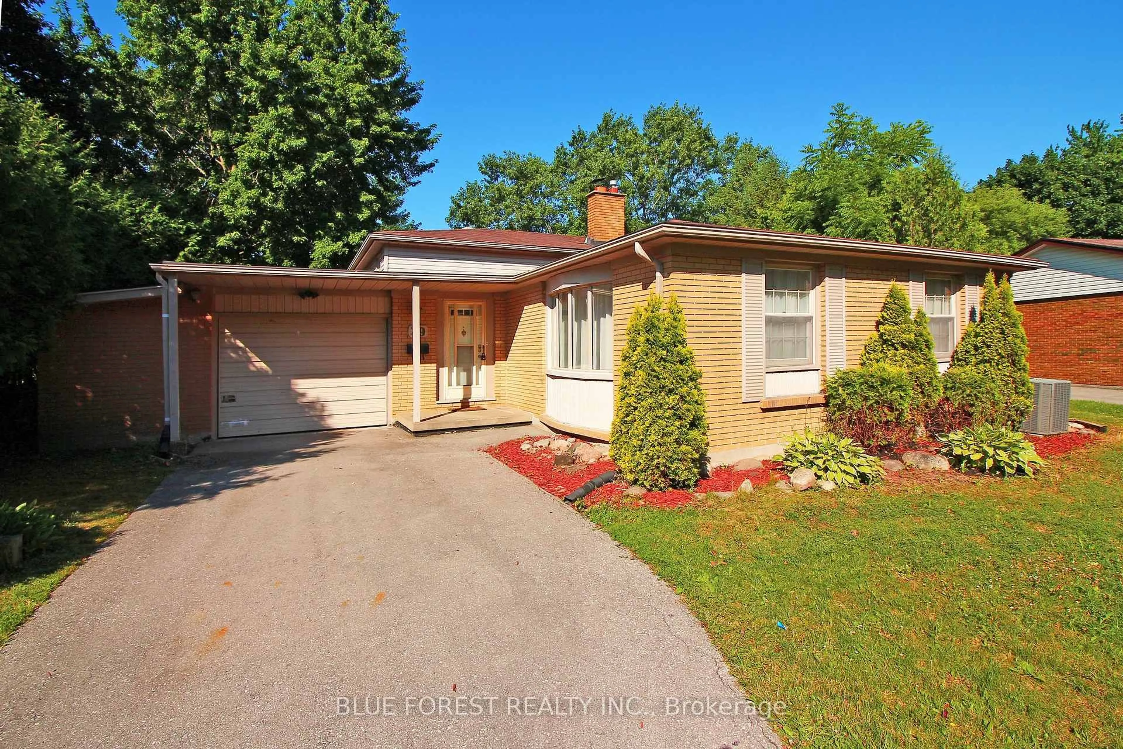Home with brick exterior material, street for 29 Queen Anne Circ, London North Ontario N6H 4B6