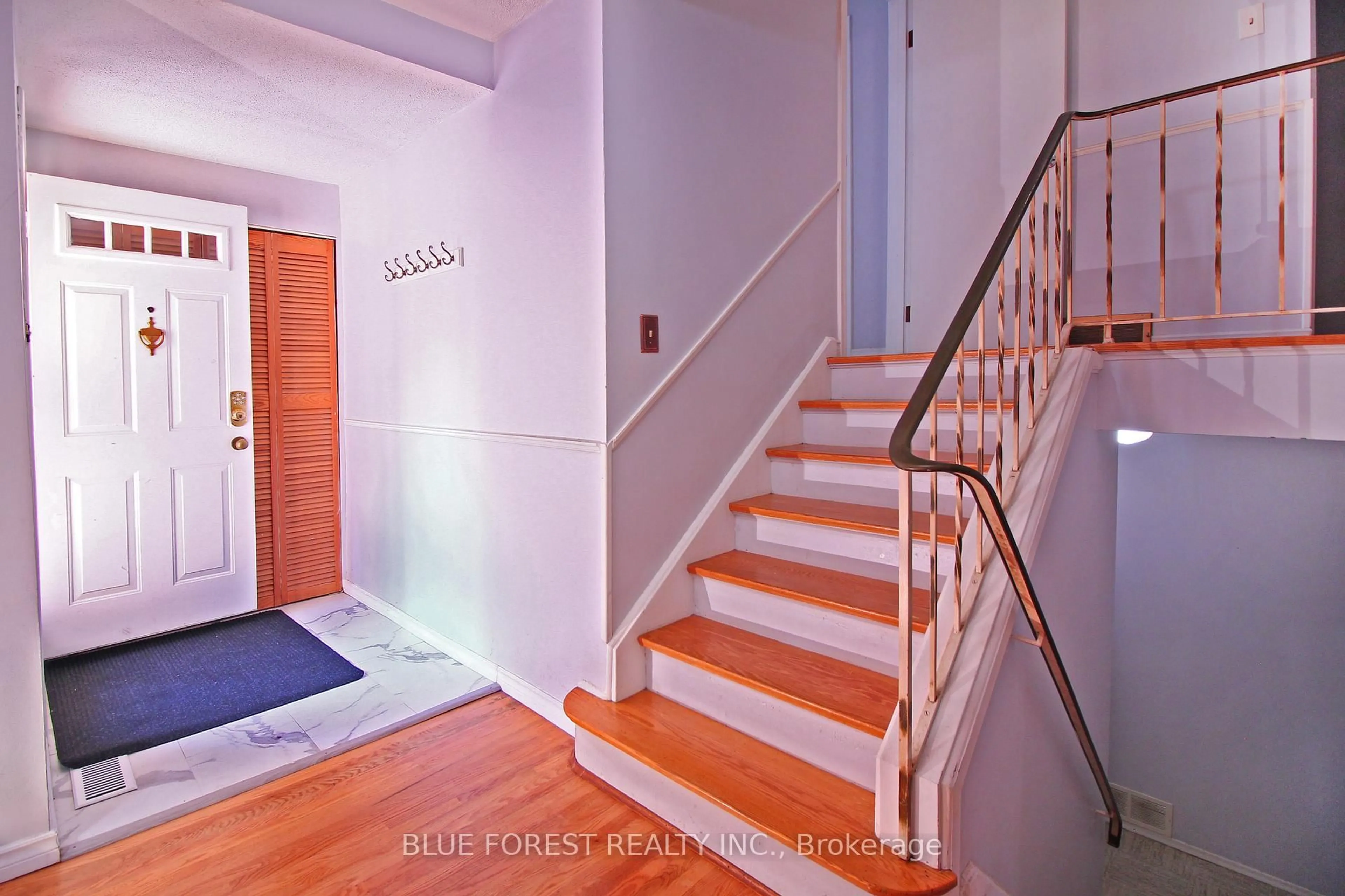 Indoor foyer for 29 Queen Anne Circ, London North Ontario N6H 4B6