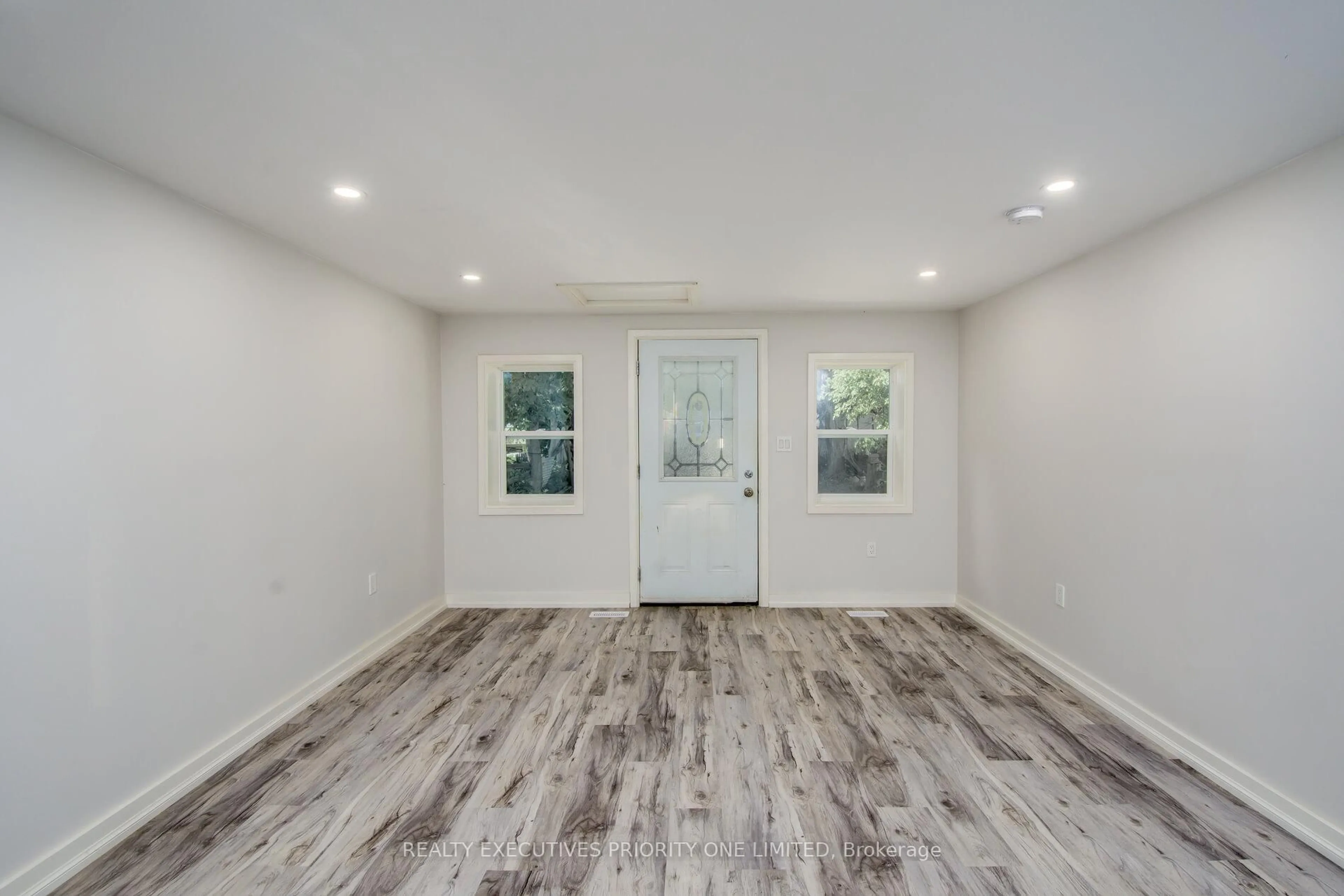 Indoor entryway for 152 Main St, Shelburne Ontario L0N 1S3