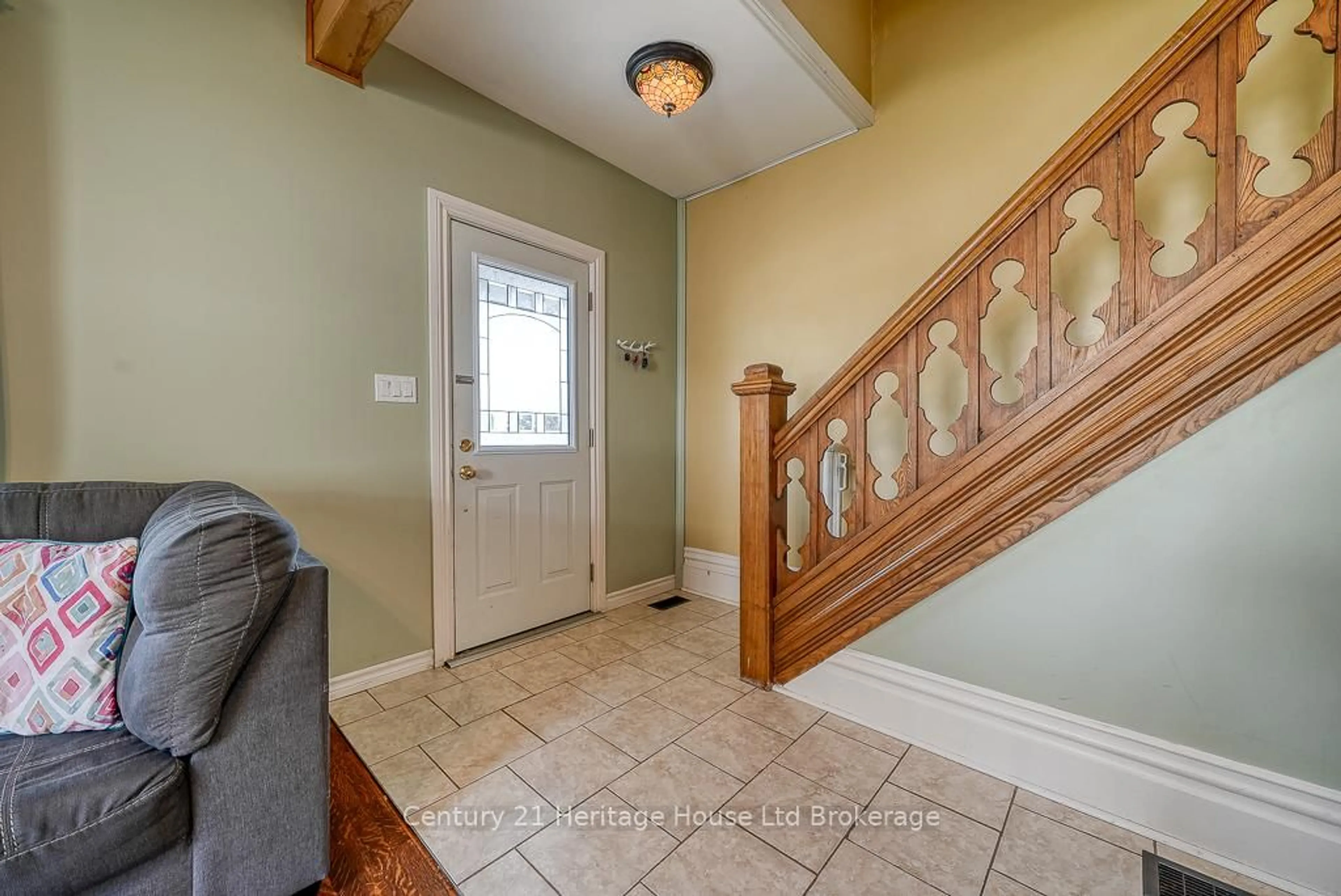 Indoor entryway for 78 Catherine St, Ingersoll Ontario N5C 1L4