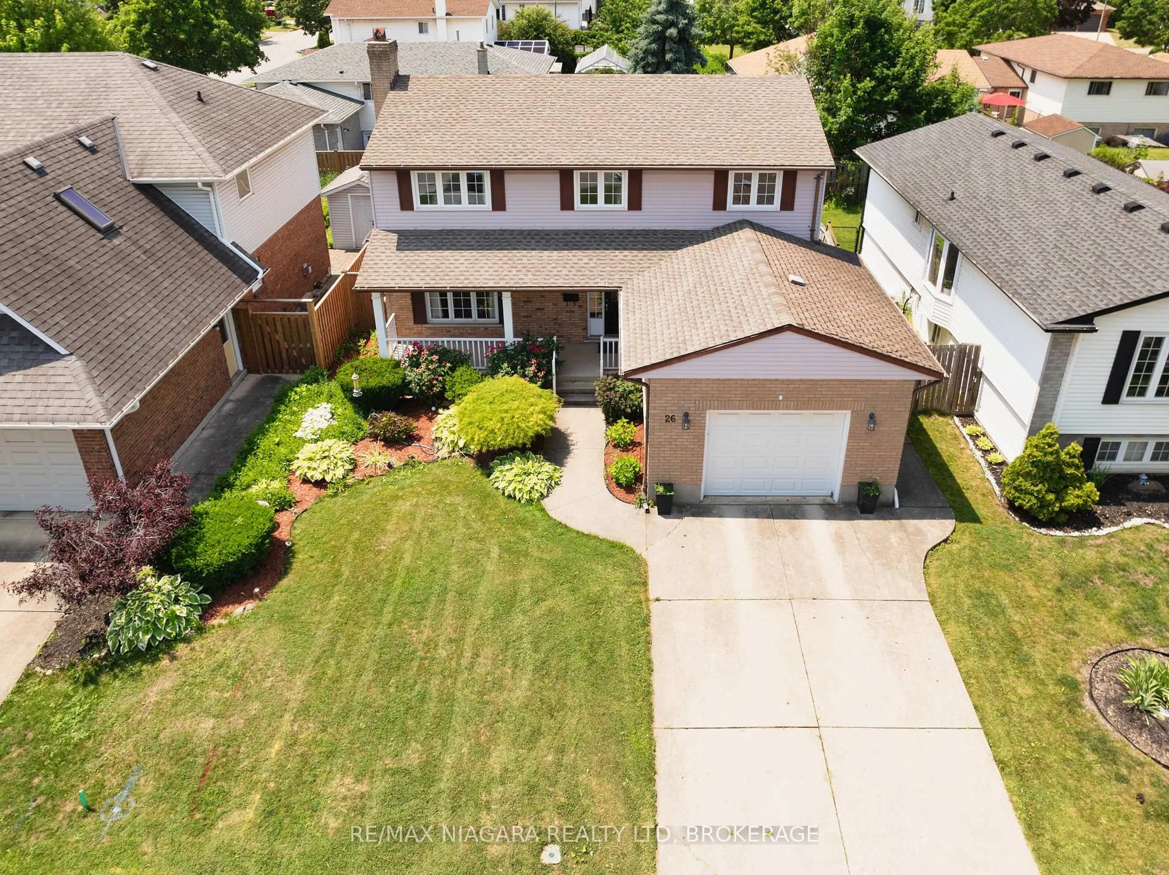 A pic from outside/outdoor area/front of a property/back of a property/a pic from drone, street for 26 CRESTCOMBE Rd, St. Catharines Ontario L2S 2J4