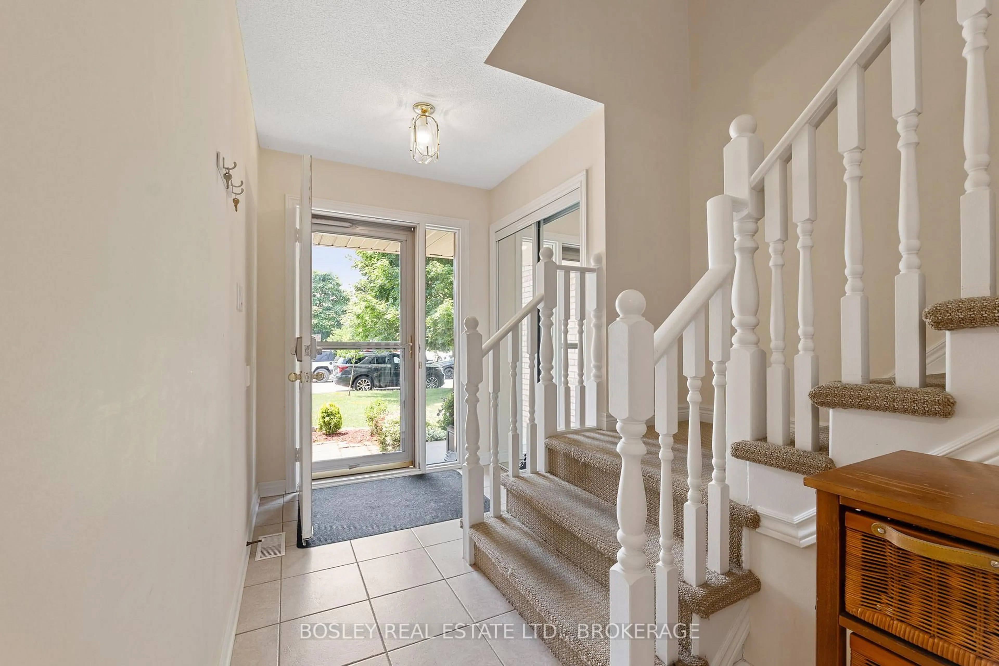 Indoor foyer for 4 Gonzalez Crt, Thorold Ontario L2V 5C1