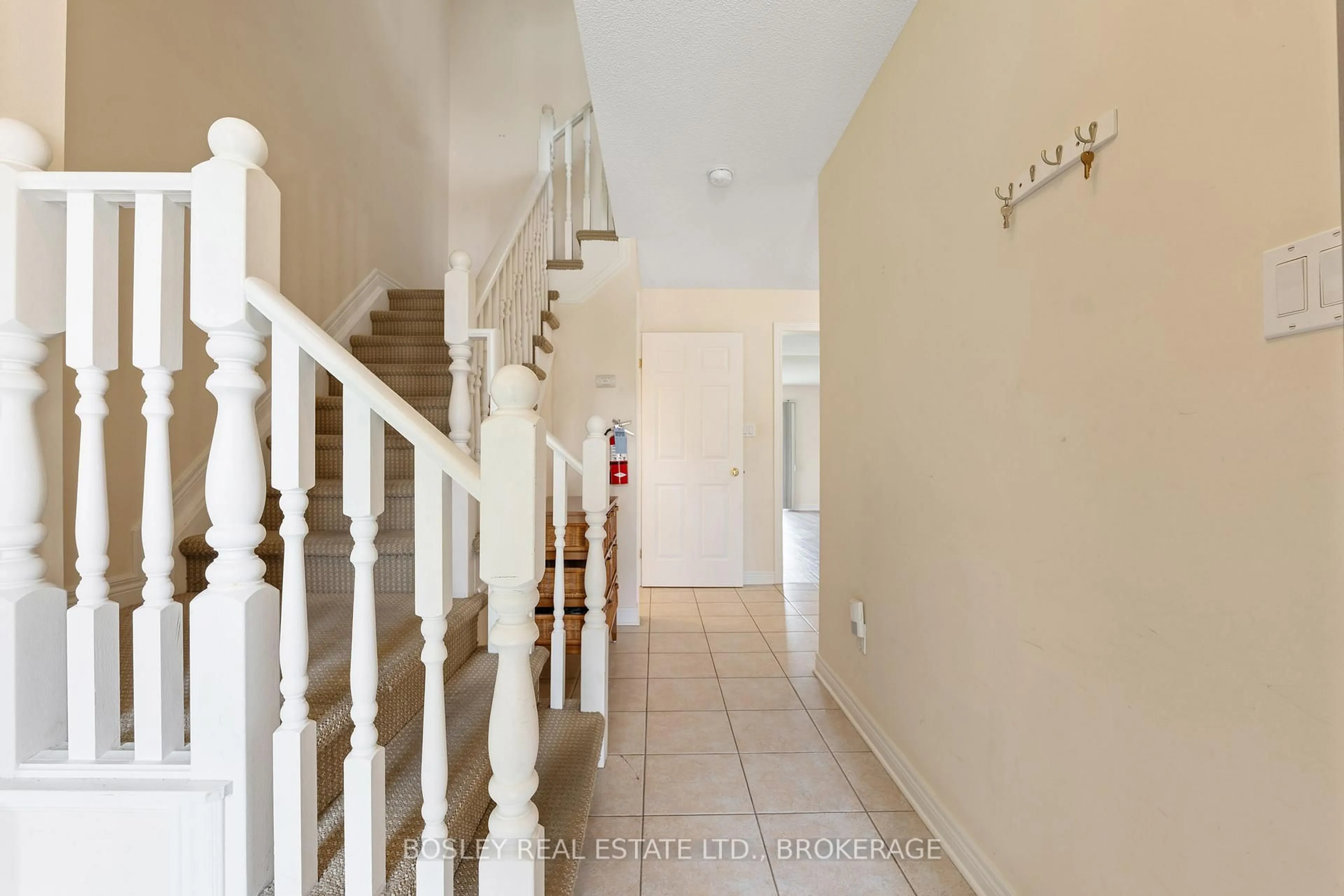 Indoor foyer for 4 Gonzalez Crt, Thorold Ontario L2V 5C1