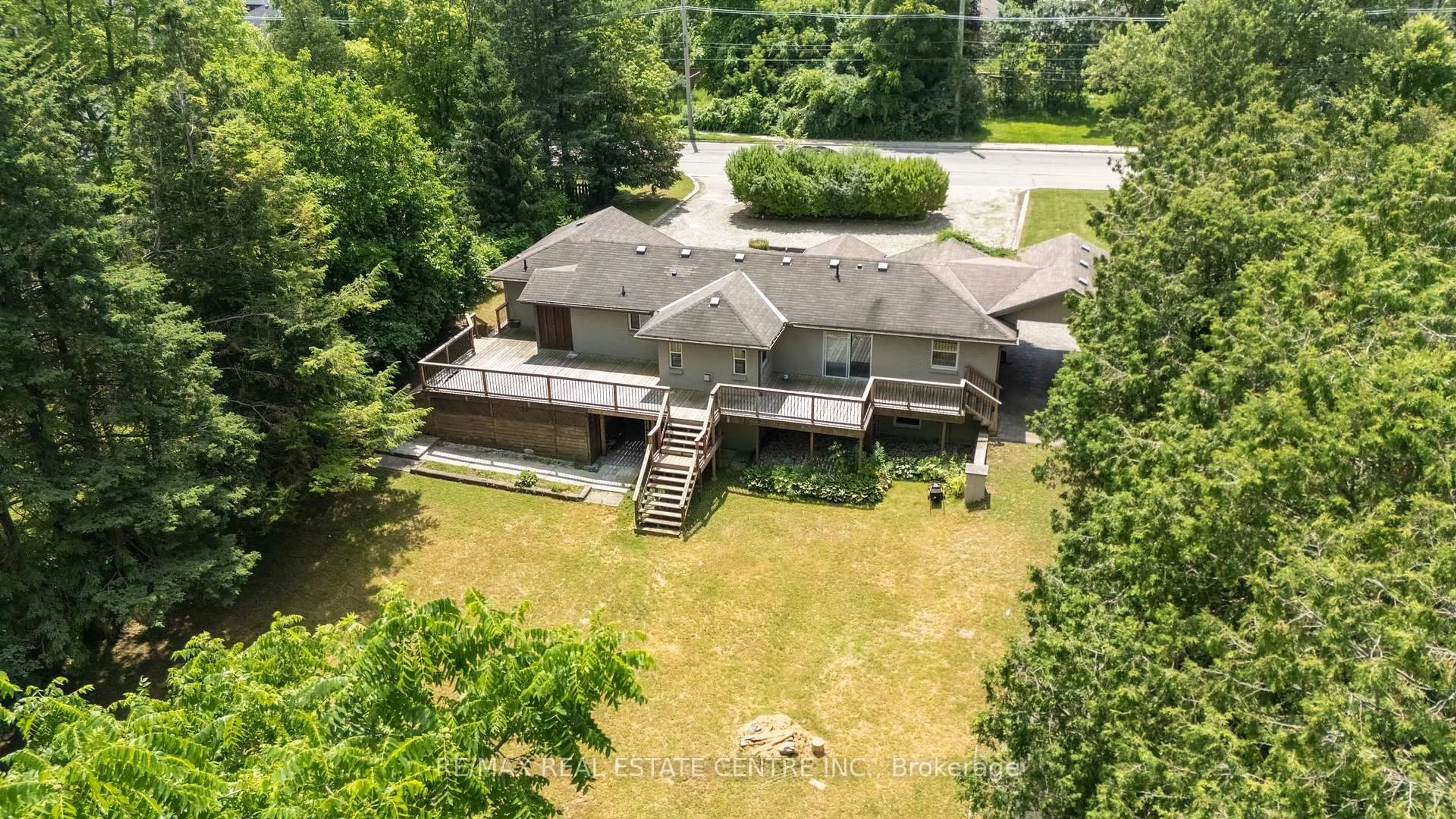 A pic from outside/outdoor area/front of a property/back of a property/a pic from drone, unknown for 721 Commissioners Rd, London South Ontario N6K 1B6