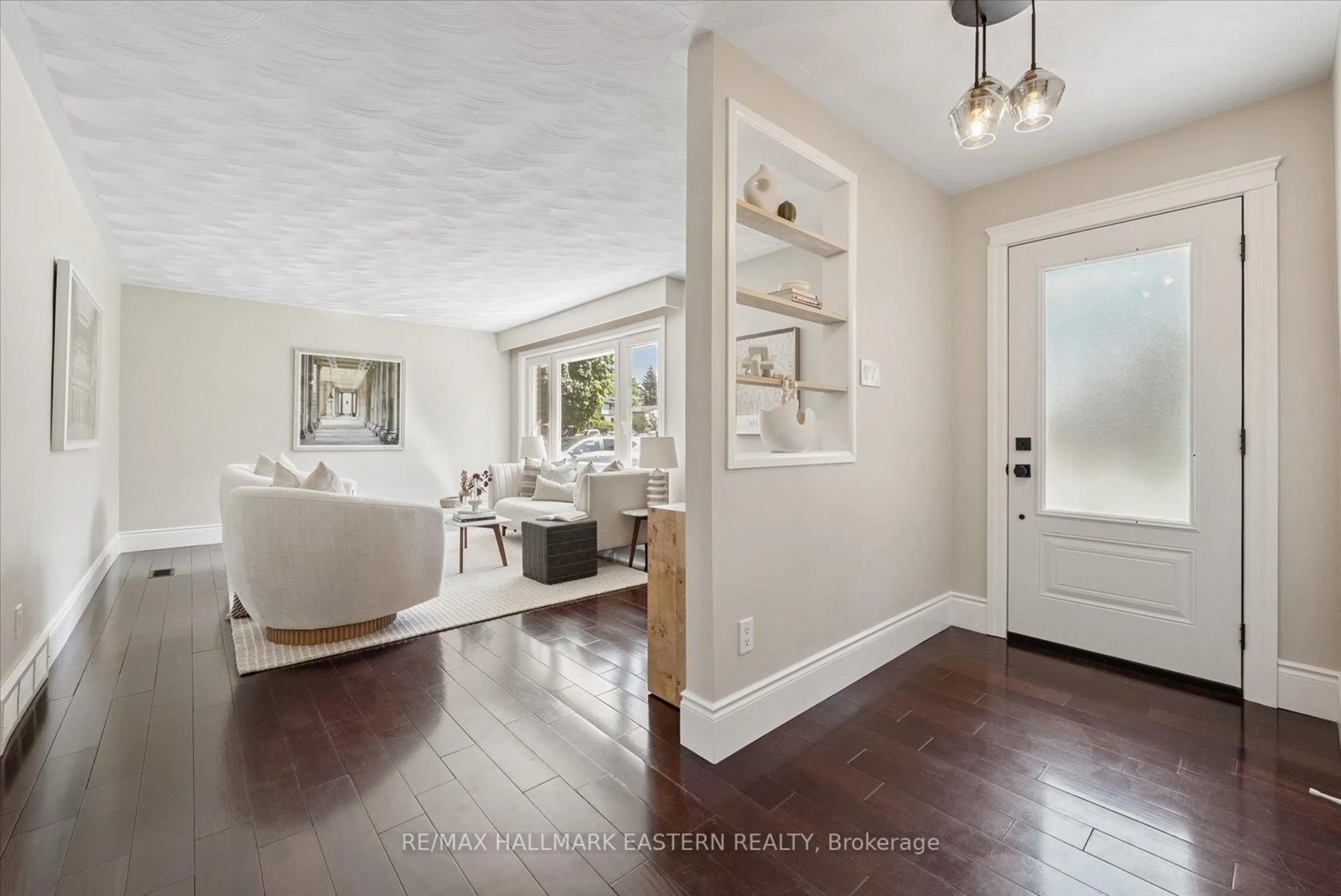 Indoor entryway for 773 Hopkins Ave, Peterborough West Ontario K9J 4Y7