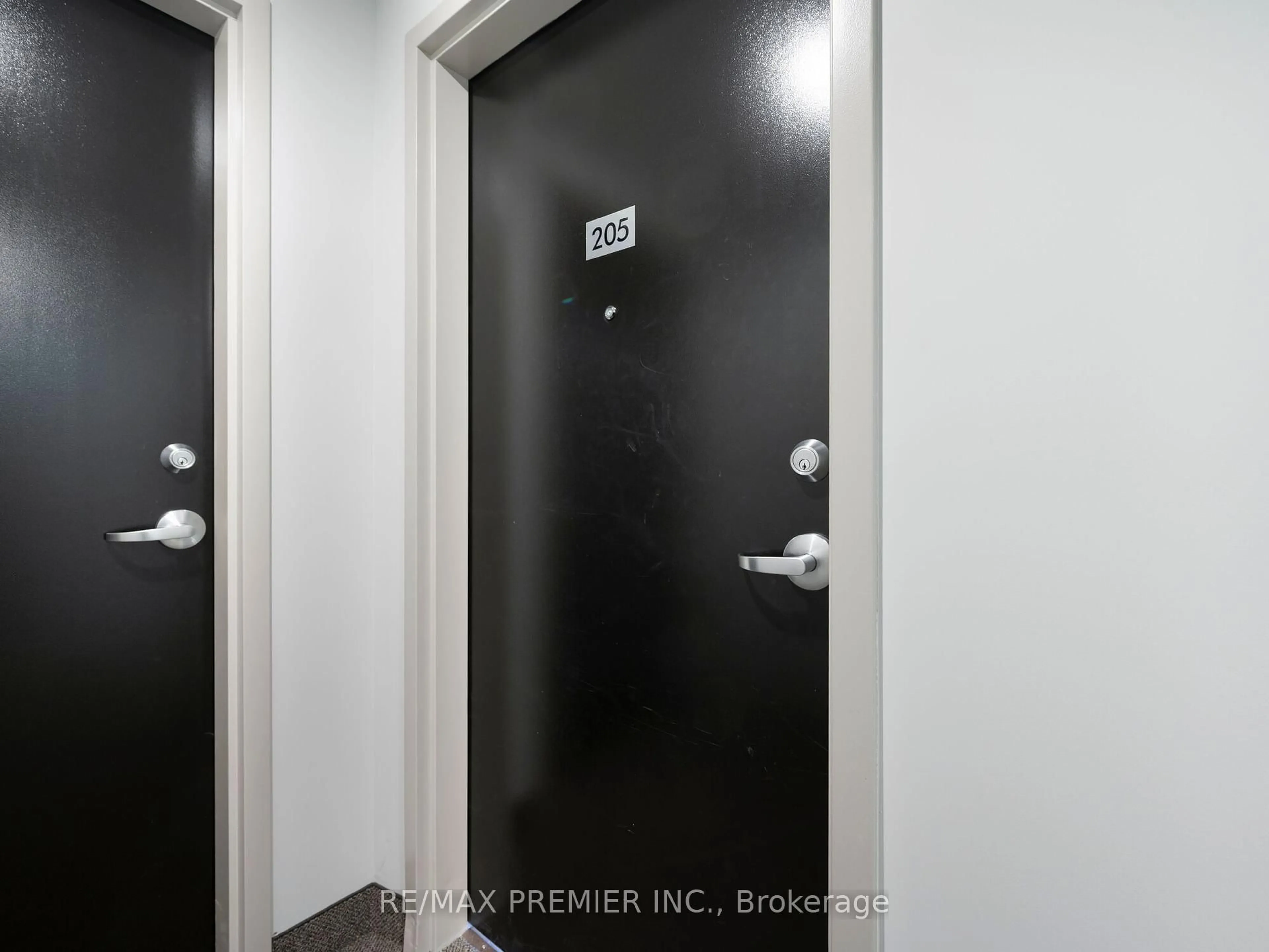 Indoor foyer for 5 Hamilton St #205, Hamilton Ontario L8B 2A4