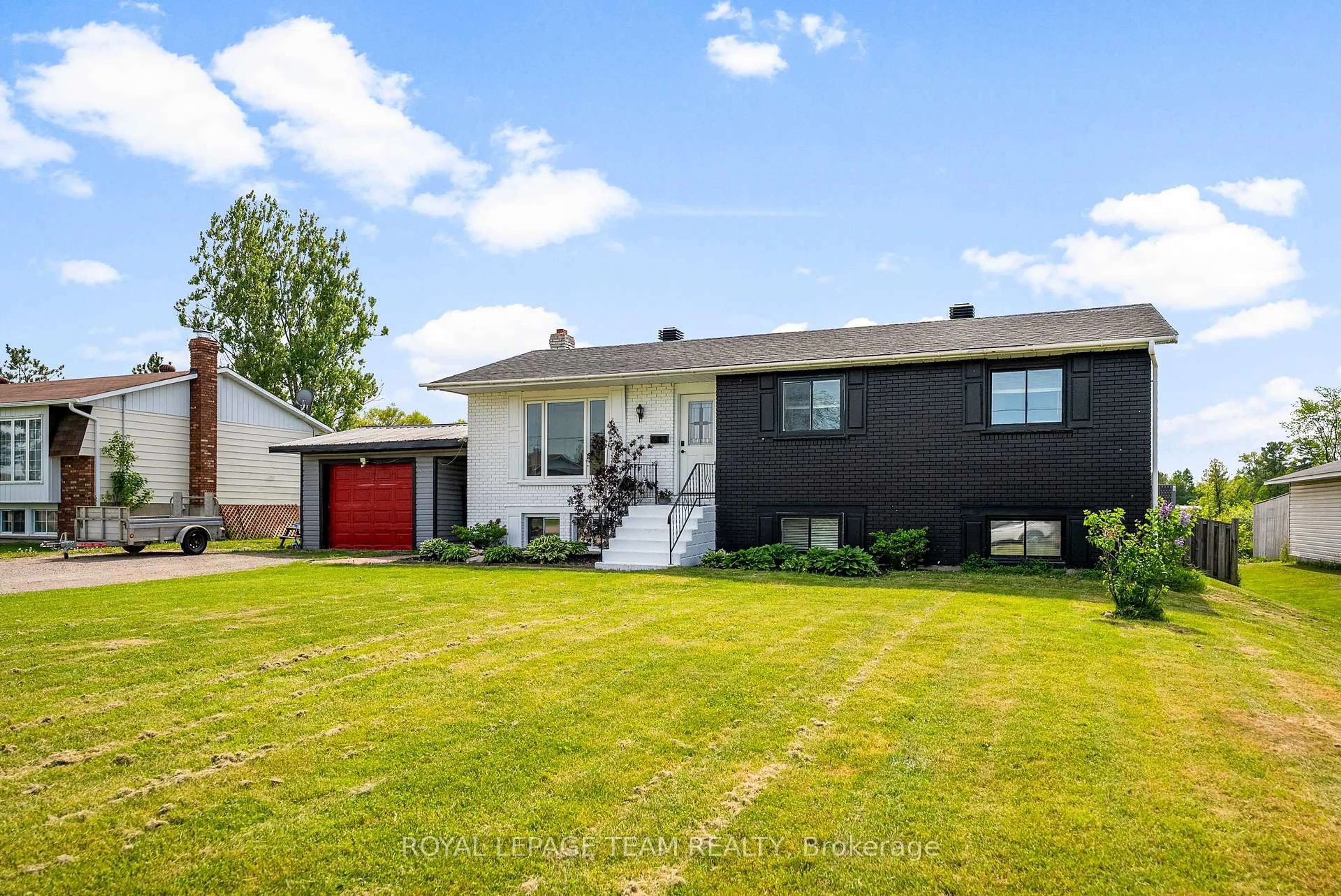 Home with vinyl exterior material, street for 40 Meadowbrook Dr, Pembroke Ontario K8A 7C3