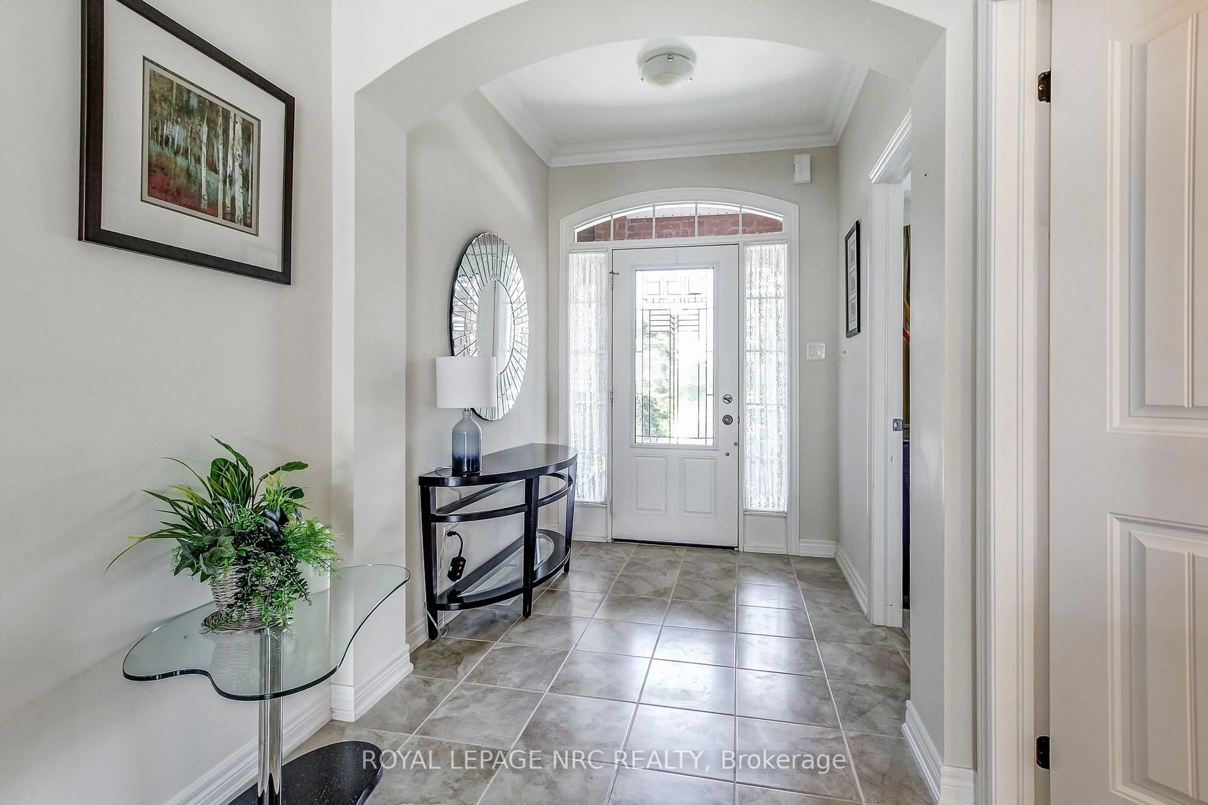 Indoor entryway for 6667 Sebastian Cres, Niagara Falls Ontario L2H 0C2