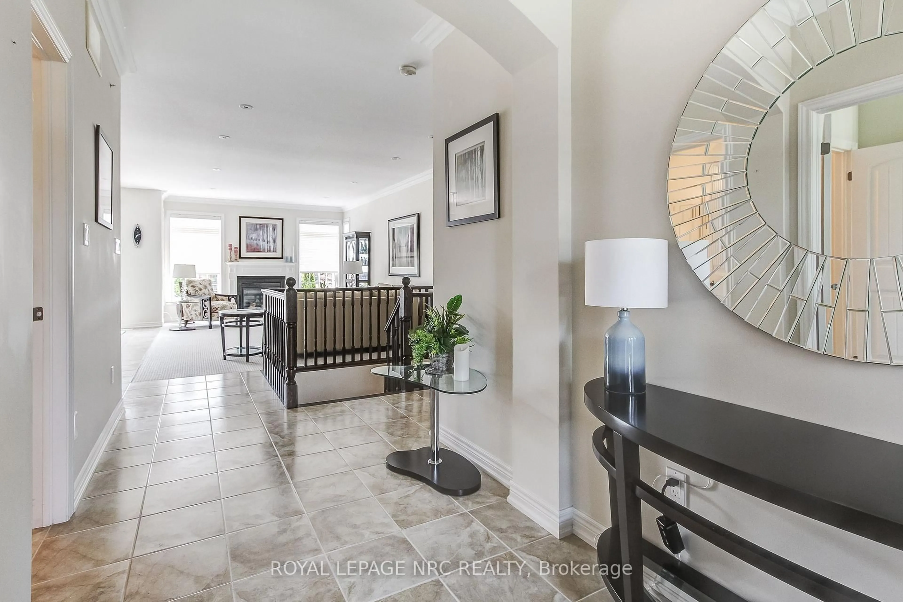 Indoor foyer for 6667 Sebastian Cres, Niagara Falls Ontario L2H 0C2