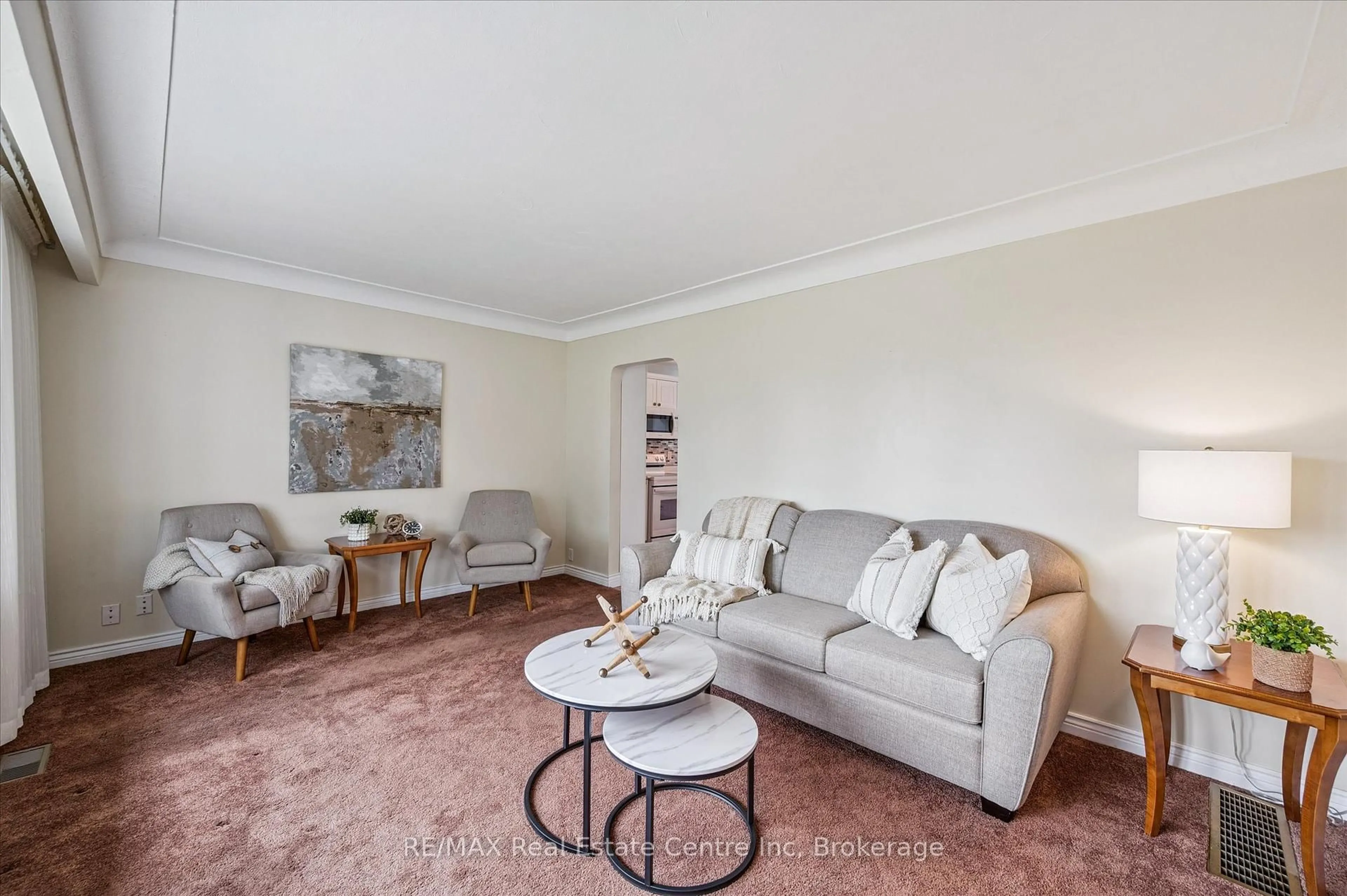 Living room with furniture, carpet floor for 288 Margaret Ave, Hamilton Ontario L8E 2J2
