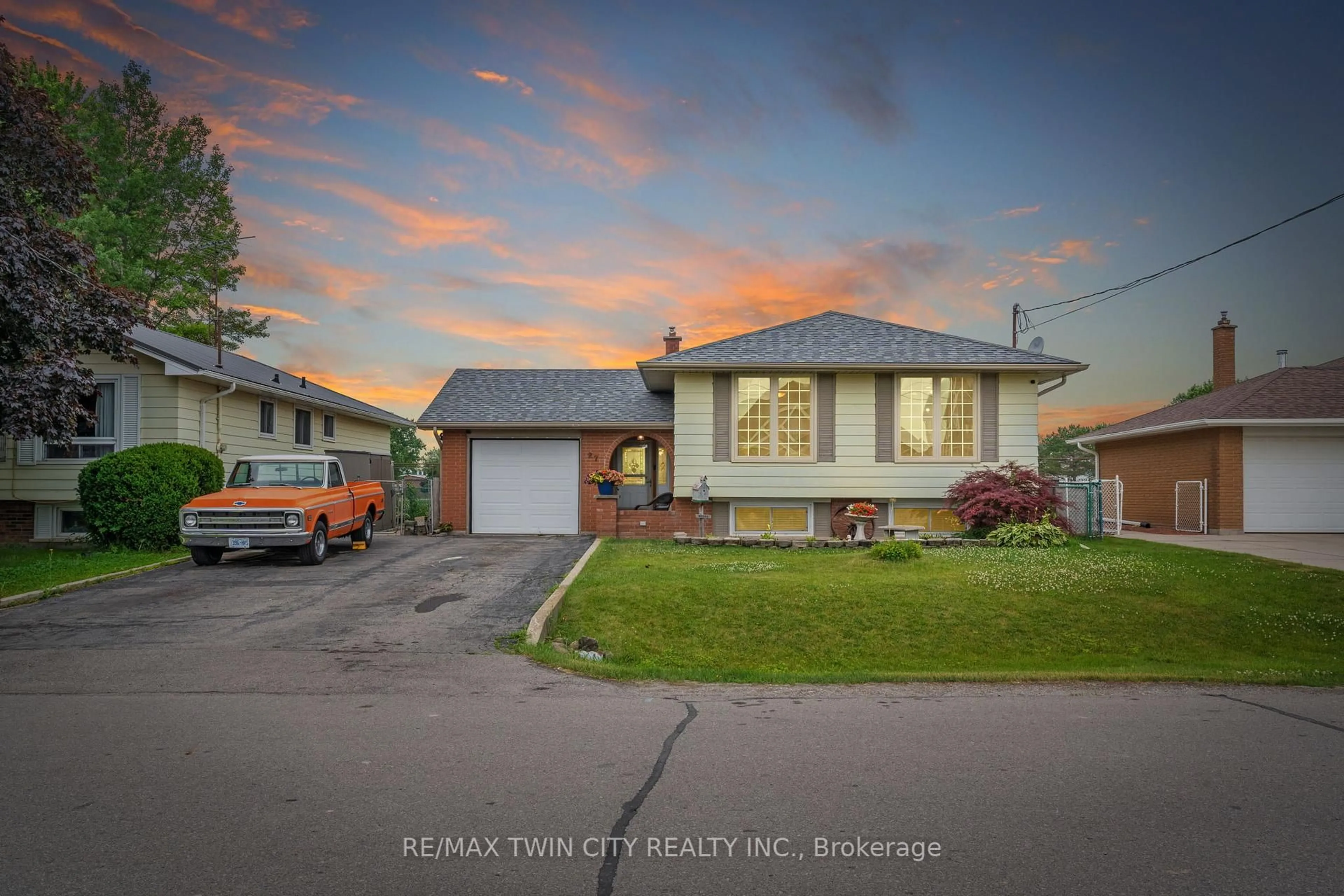 A pic from outside/outdoor area/front of a property/back of a property/a pic from drone, street for 27 CRADDOCK Blvd, Haldimand Ontario N0A 1J0