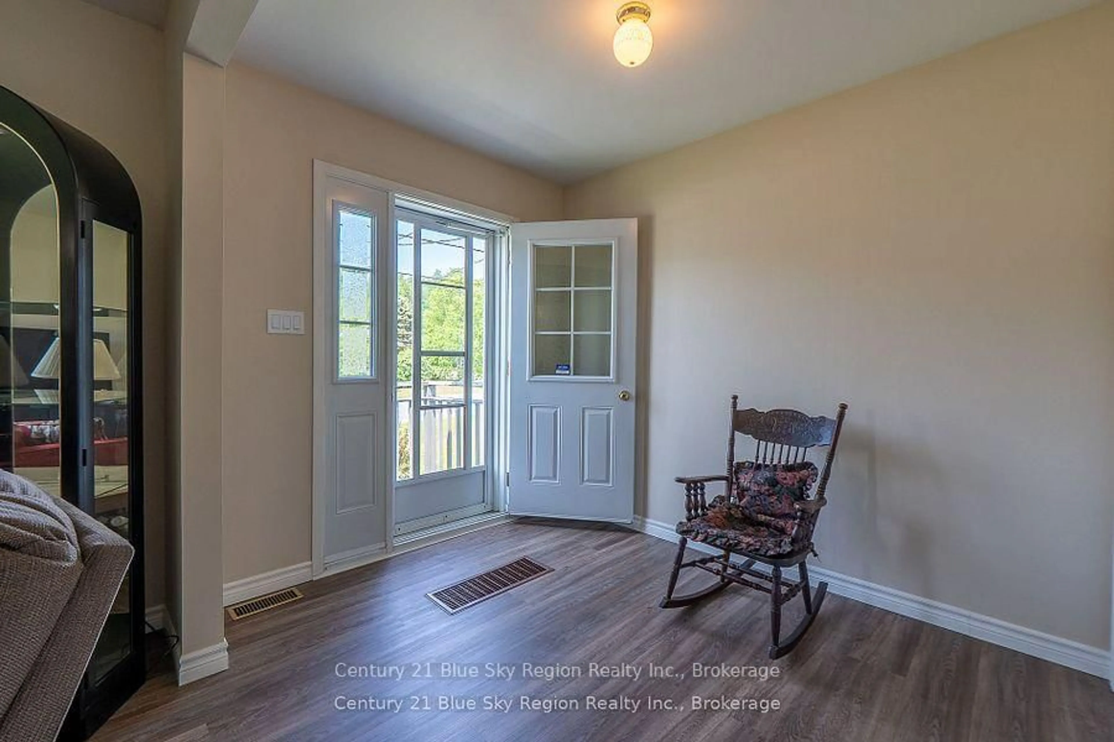 Indoor entryway for 69 Spruce Dr, Temagami Ontario P0H 2H0