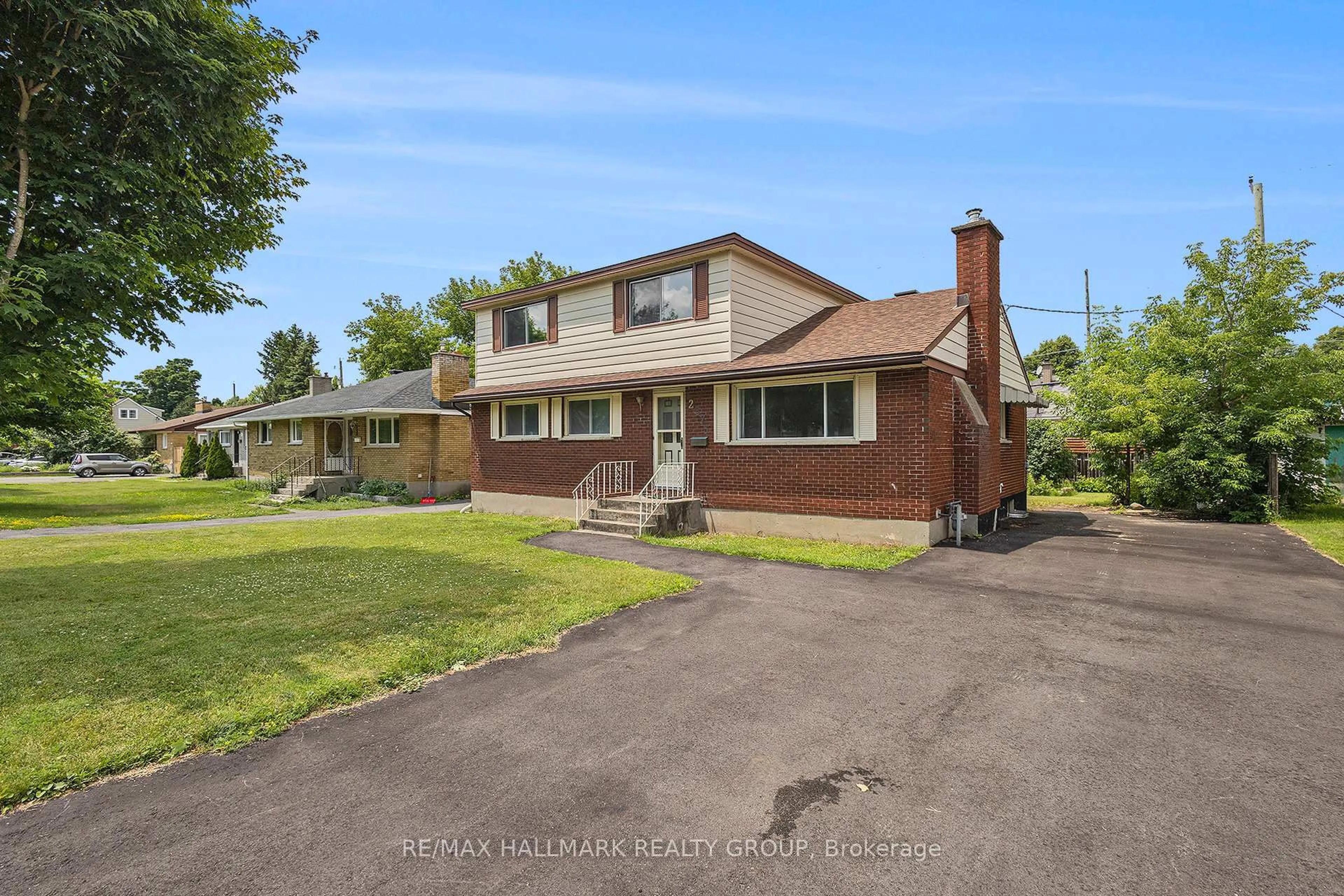 A pic from outside/outdoor area/front of a property/back of a property/a pic from drone, street for 2375 Cheshire Rd, Ottawa Ontario K2C 1G2