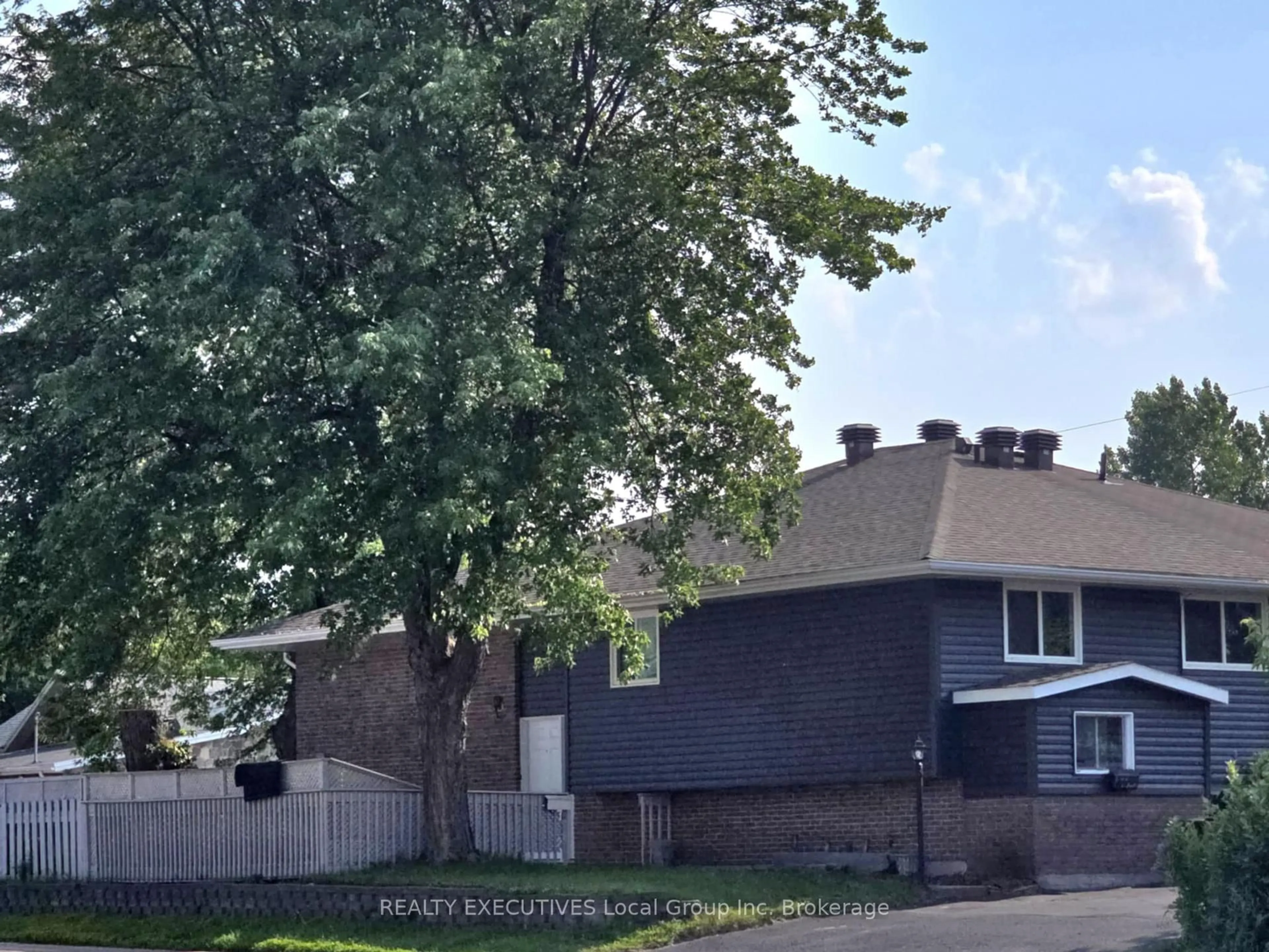 A pic from outside/outdoor area/front of a property/back of a property/a pic from drone, street for 1590 Ferguson St, North Bay Ontario P1B 8L9