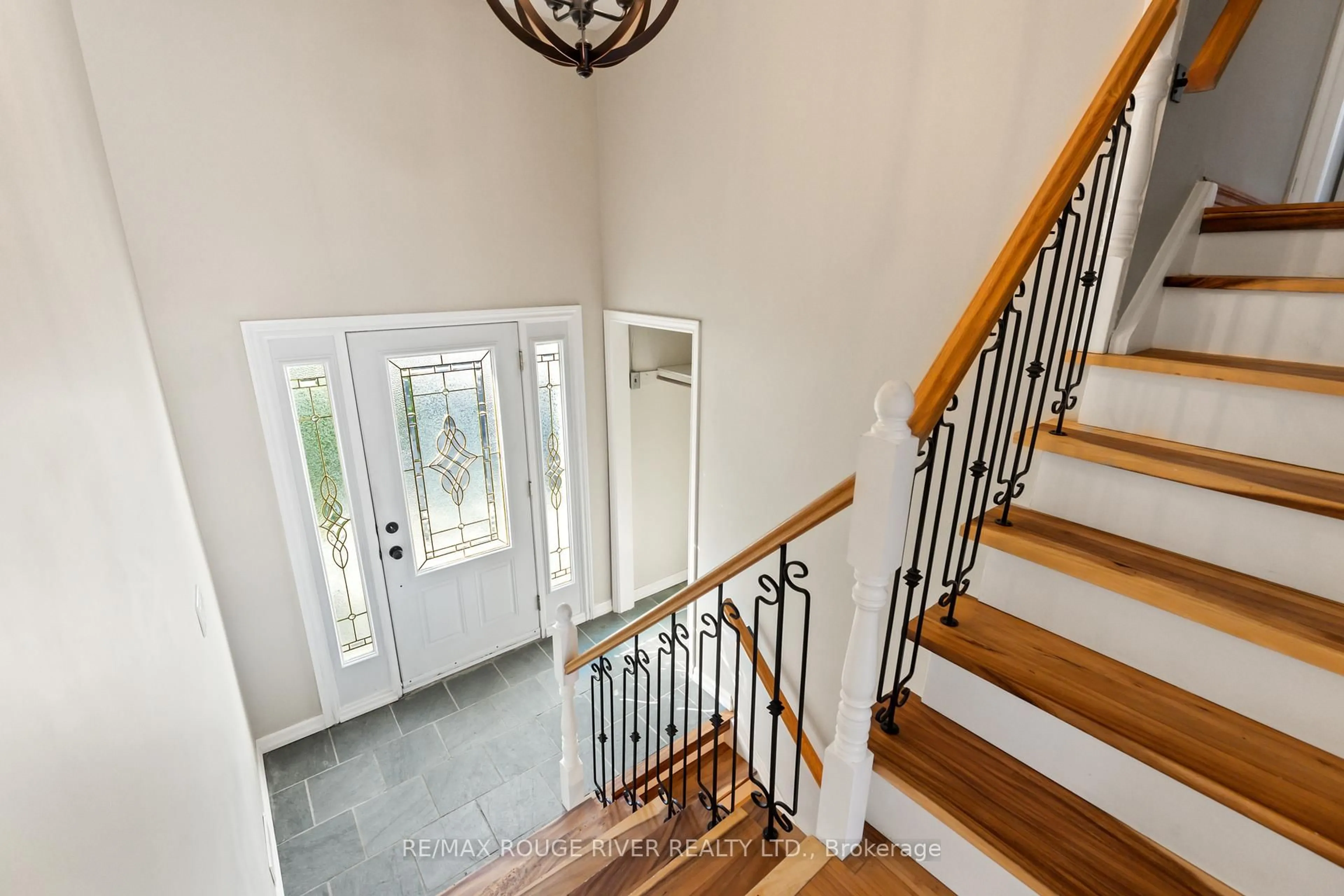 Indoor entryway for 1 Applewood Cres, Kawartha Lakes Ontario K9V 4W7