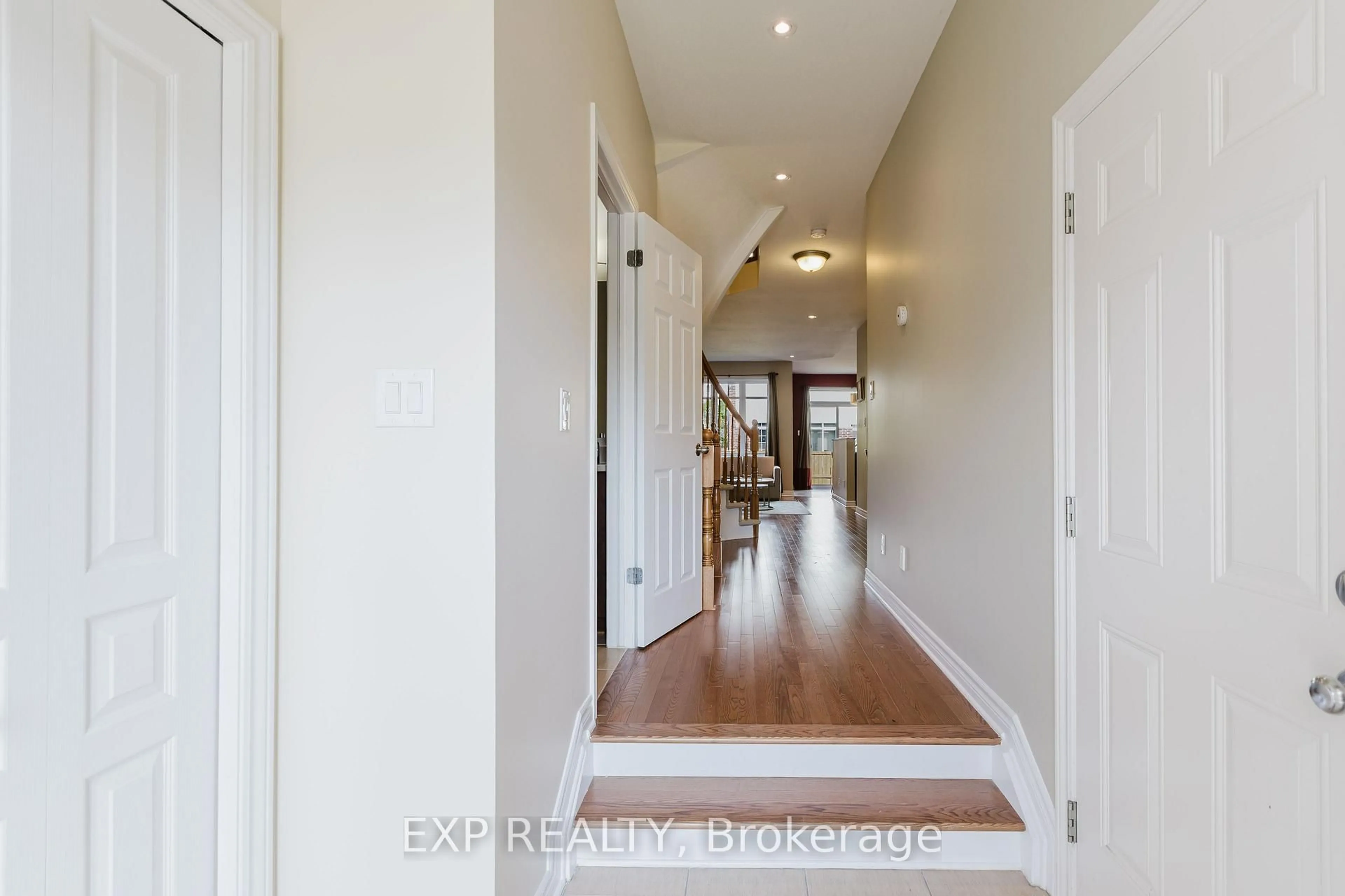Indoor entryway for 6083 North Bluff Dr, Ottawa Ontario K1V 2L6