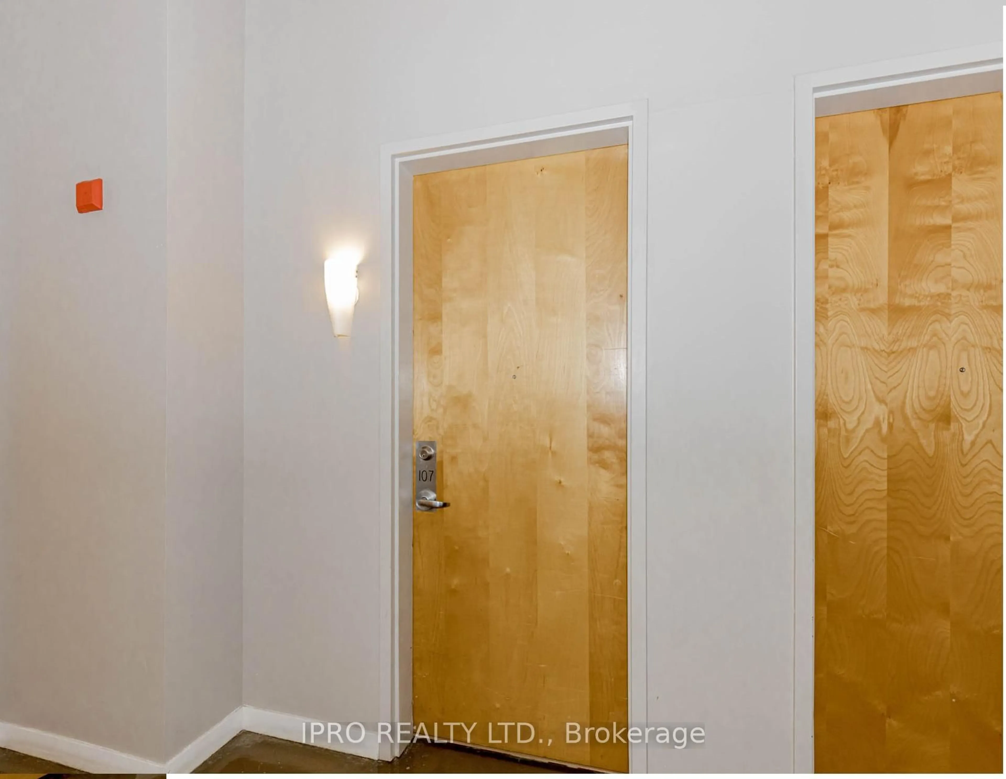 Indoor entryway for 66 Bay St #107, Hamilton Ontario L8P 4Z6