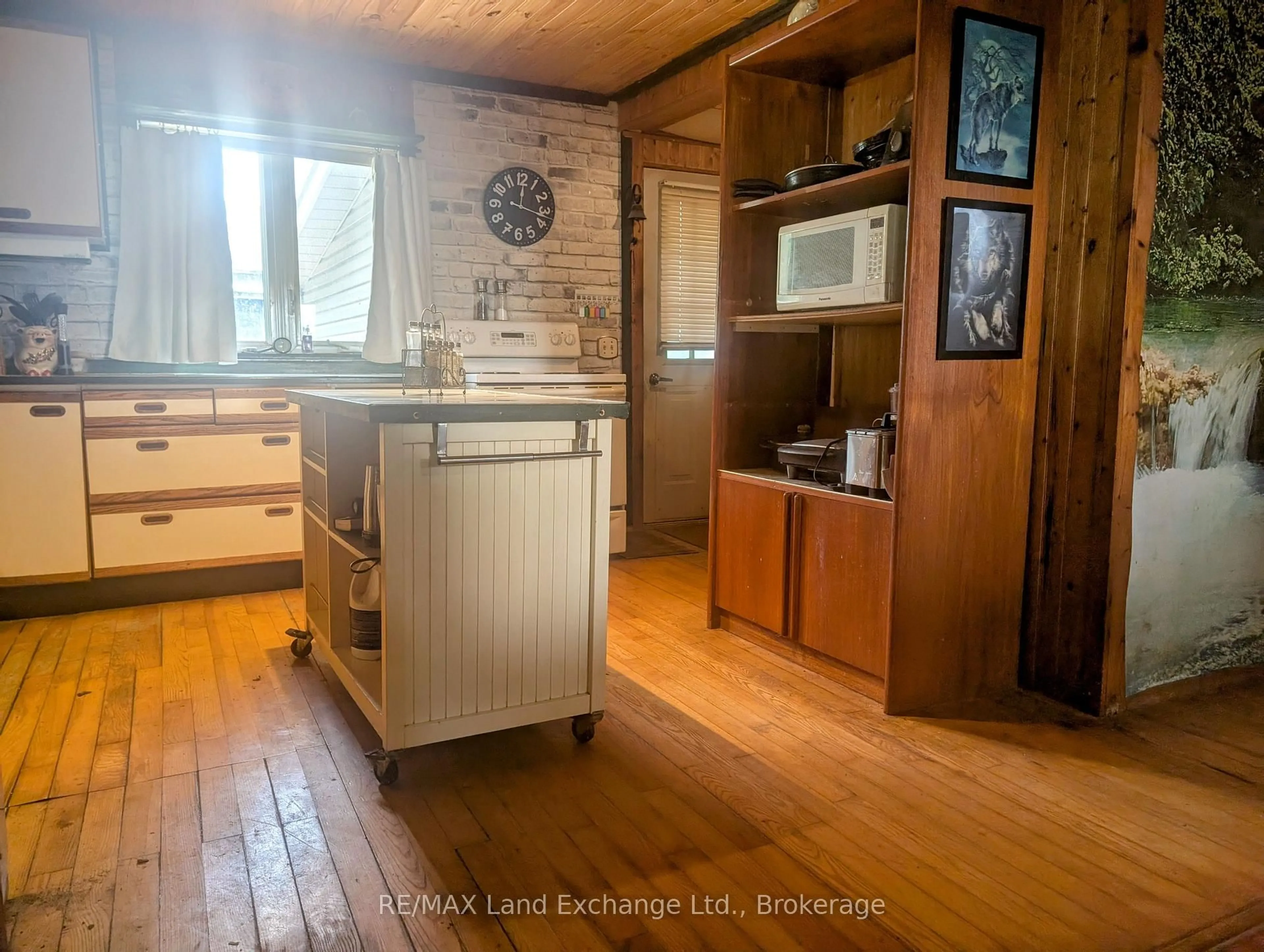 Standard kitchen, wood/laminate floor for 27 John St, West Grey Ontario N0G 1S0