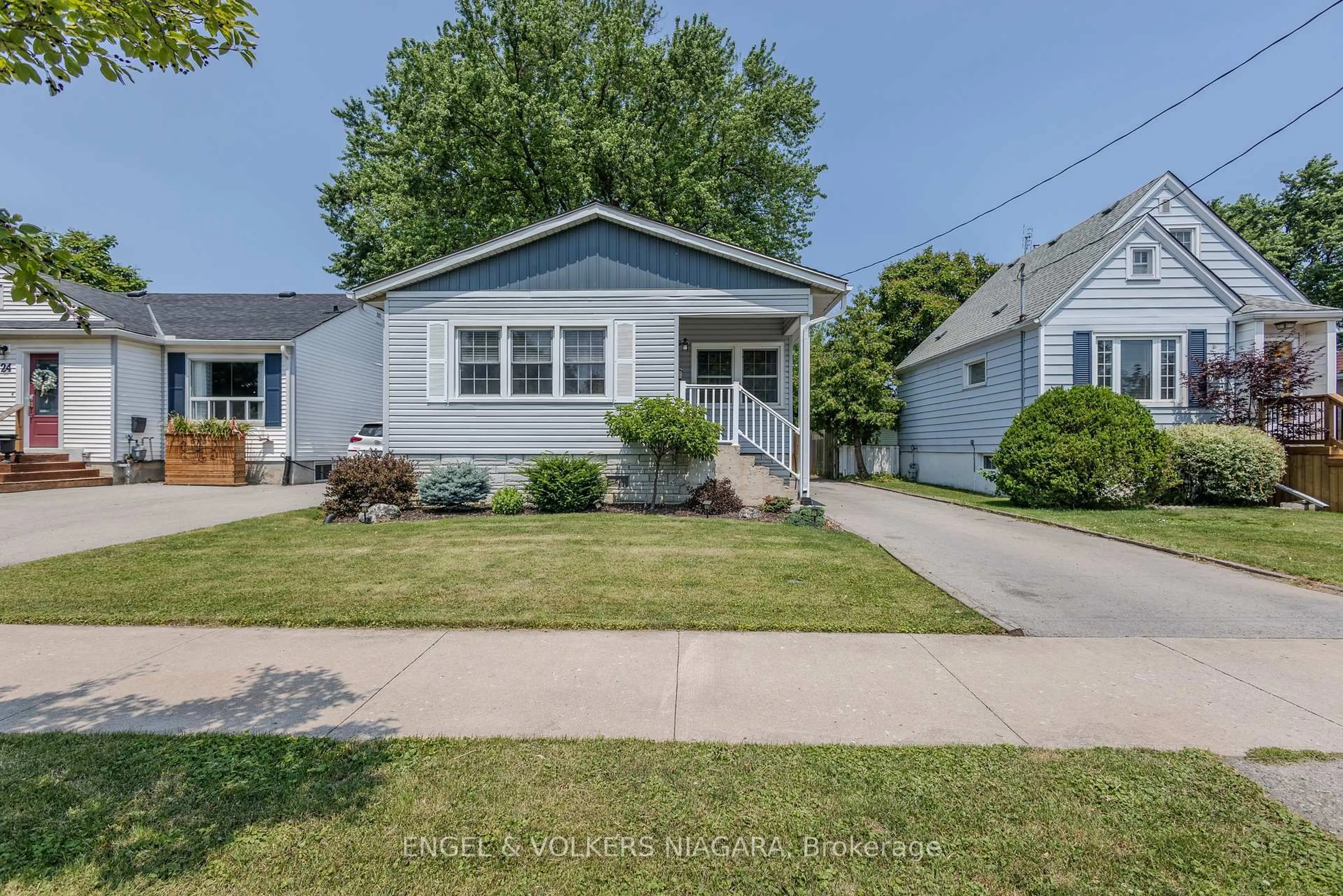 Home with vinyl exterior material, street for 22 Bridge St, St. Catharines Ontario L2S 2V8